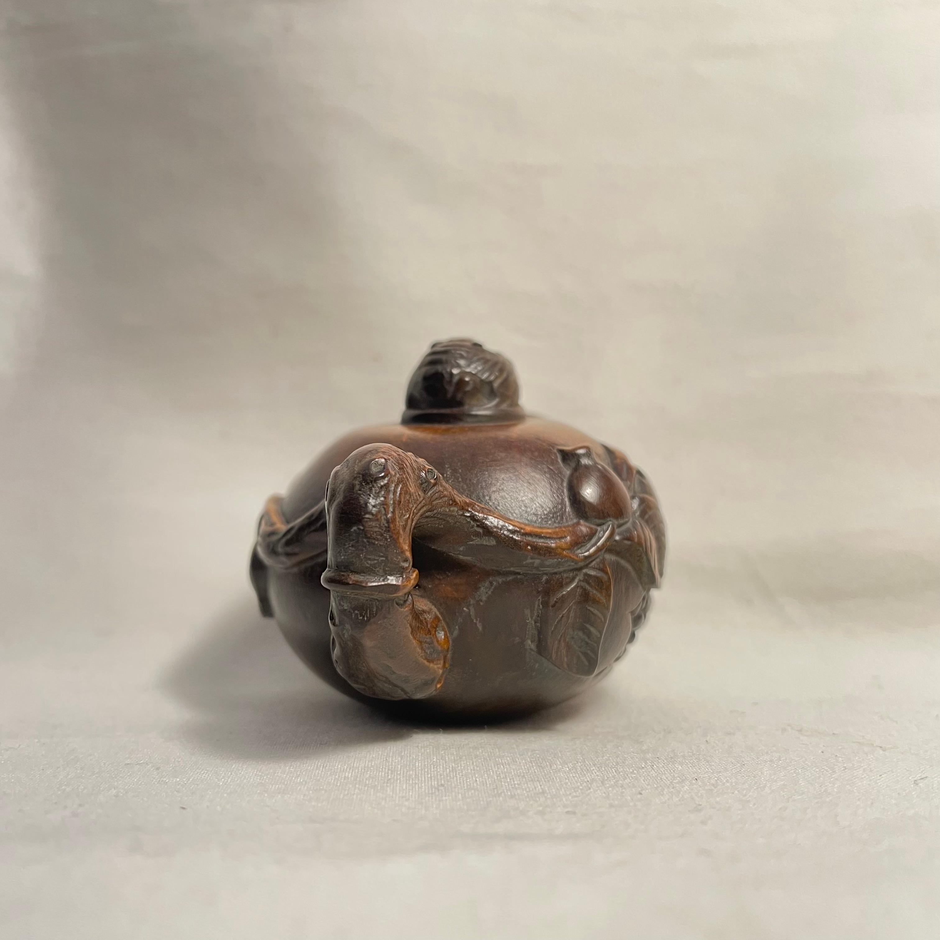 Antiguo Netsuke Japonés de Madera 'Tetera y Murciélago' años 20 era Taisho en venta 2