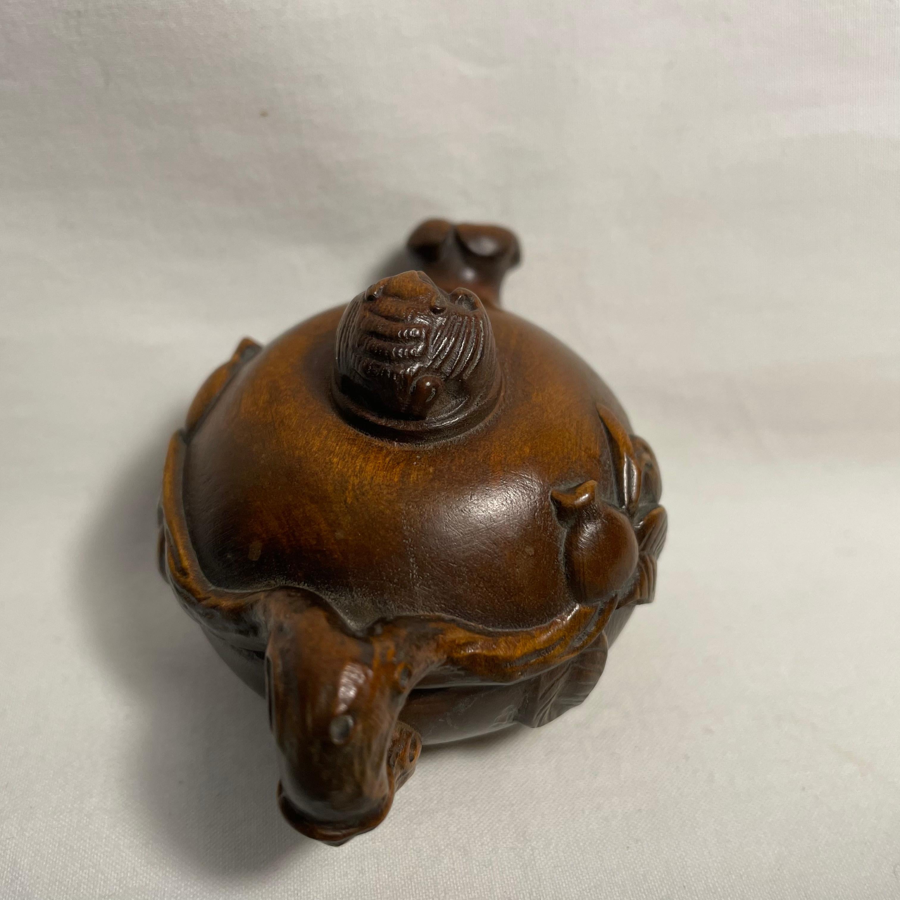 Antiguo Netsuke Japonés de Madera 'Tetera y Murciélago' años 20 era Taisho en venta 3