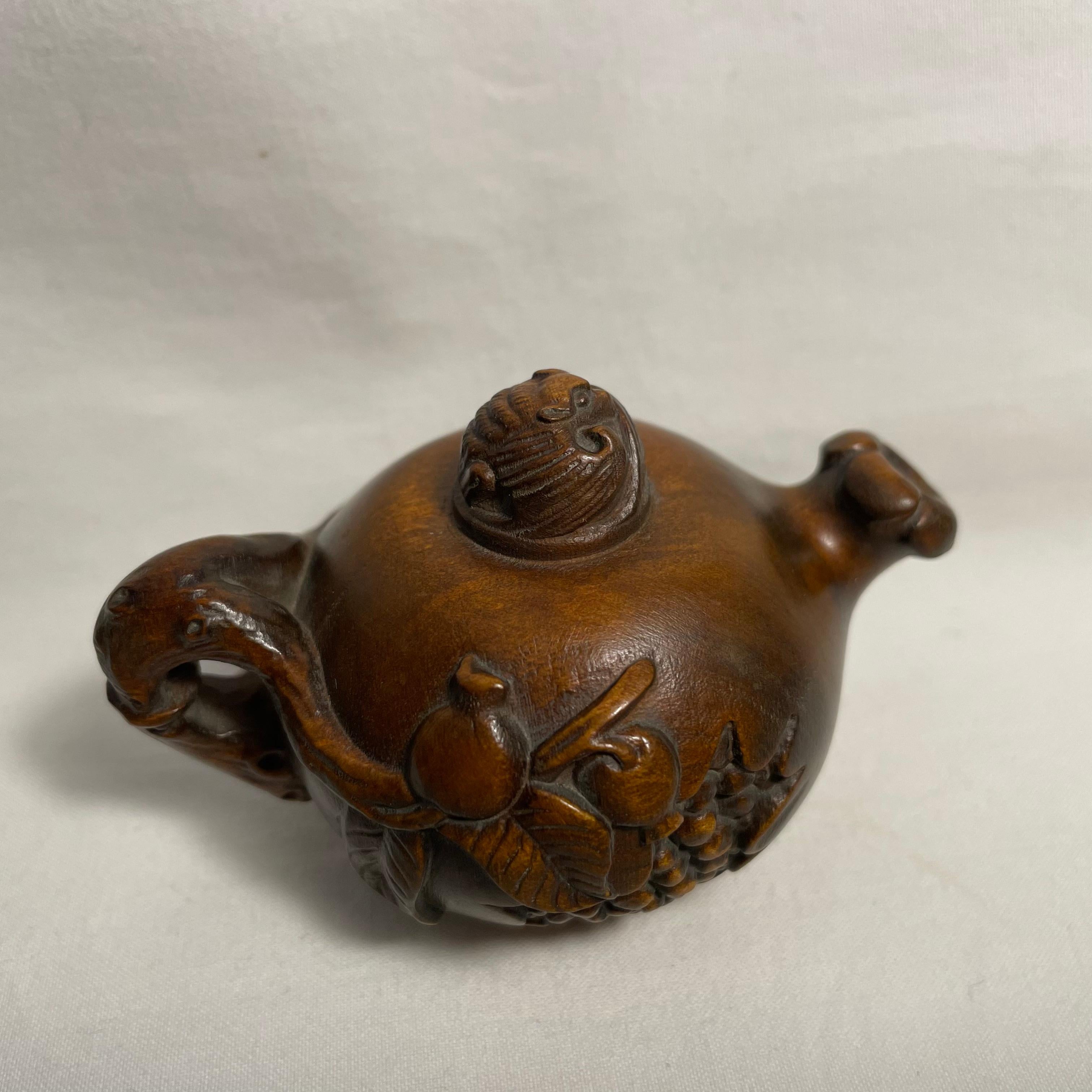 Antiguo Netsuke Japonés de Madera 'Tetera y Murciélago' años 20 era Taisho en venta 4