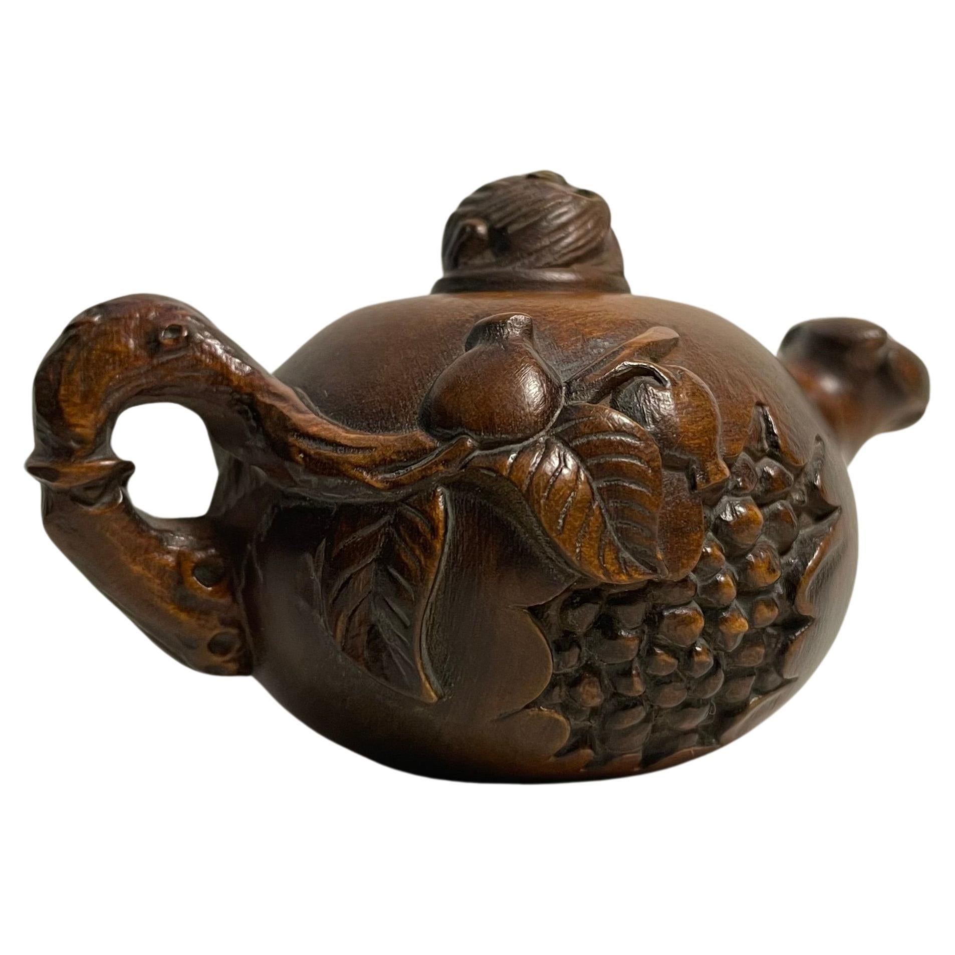 Antiguo Netsuke Japonés de Madera 'Tetera y Murciélago' años 20 era Taisho en venta