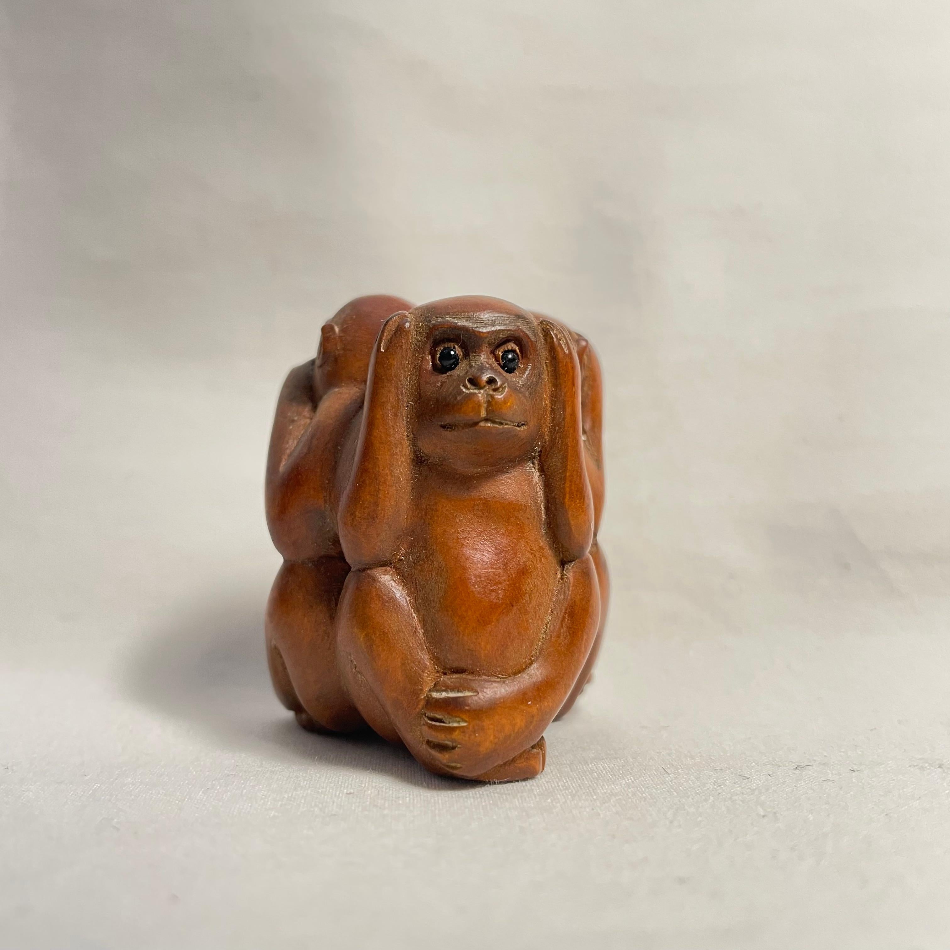 Antique Japanese Wooden Netsuke 'Three monkeys' 1920s Taisho In Good Condition In Paris, FR