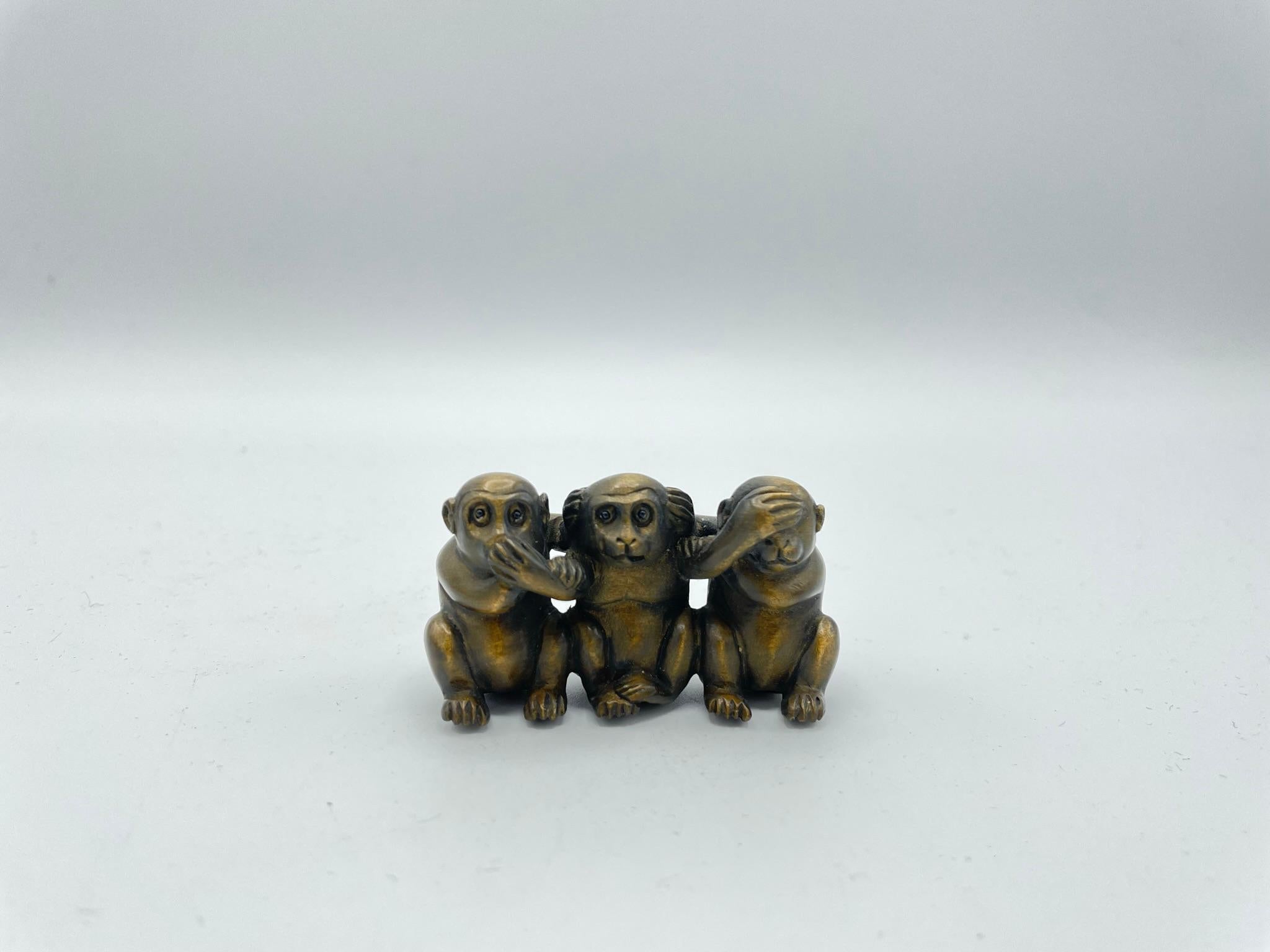 This is an antique netsuke made in Japan around Edo period 1800s.
Netsuke is a miniature sculpture, originating in 17th century Japan.
Initially a simply-carved button fastener on the cords of an inro box, netsuke later developed into ornately