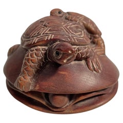 Netsuke japonés antiguo de madera 'Tortugas y caparazón' años 20