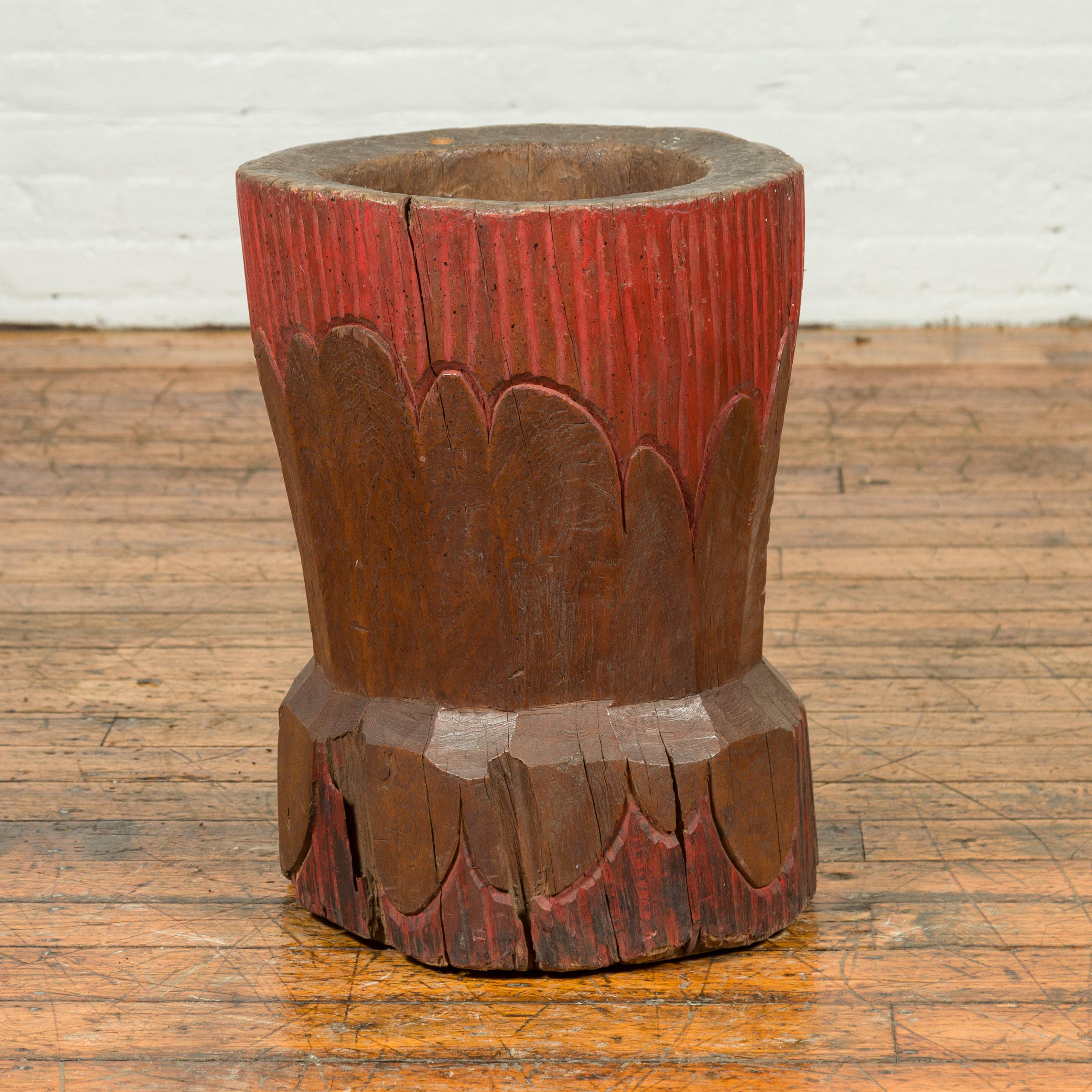 Ancienne jardinière japonaise en bois rustique avec design floral et patine rouge en vente 1