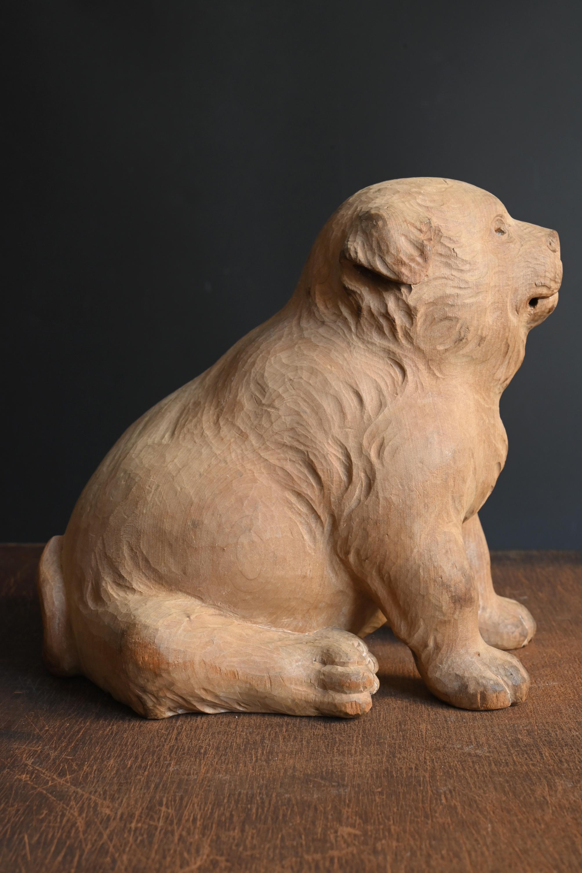 Sculpté à la main Ancienne figurine japonaise de chiot en bois / ère Showa / 20e siècle en vente