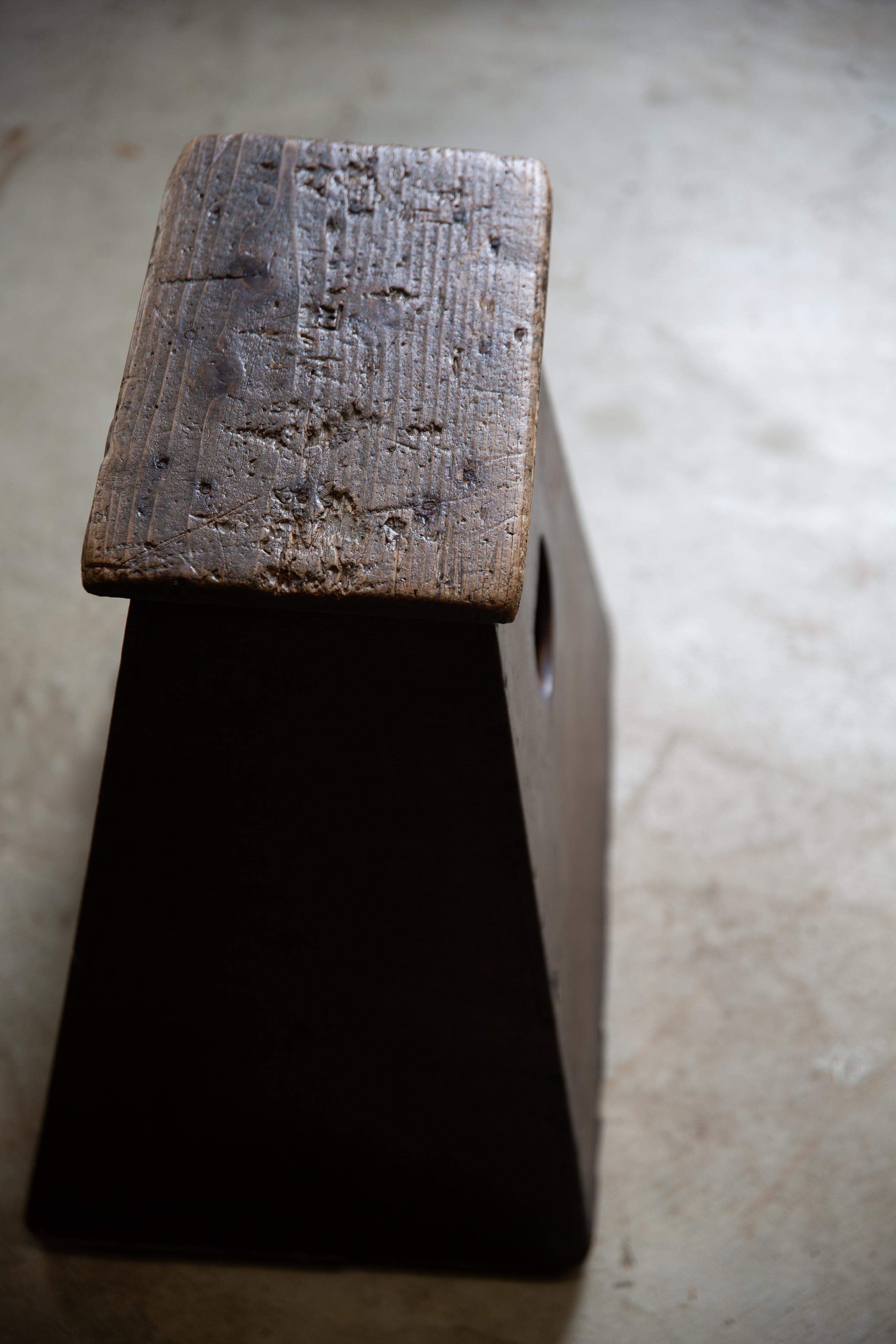 Antiker japanischer Trittschemel aus Holz, Fumidai wabi sabi organic mingei im Angebot 3
