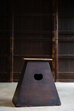 Tabouret japonais ancien en bois, Fumidai wabi sabi organic mingei
