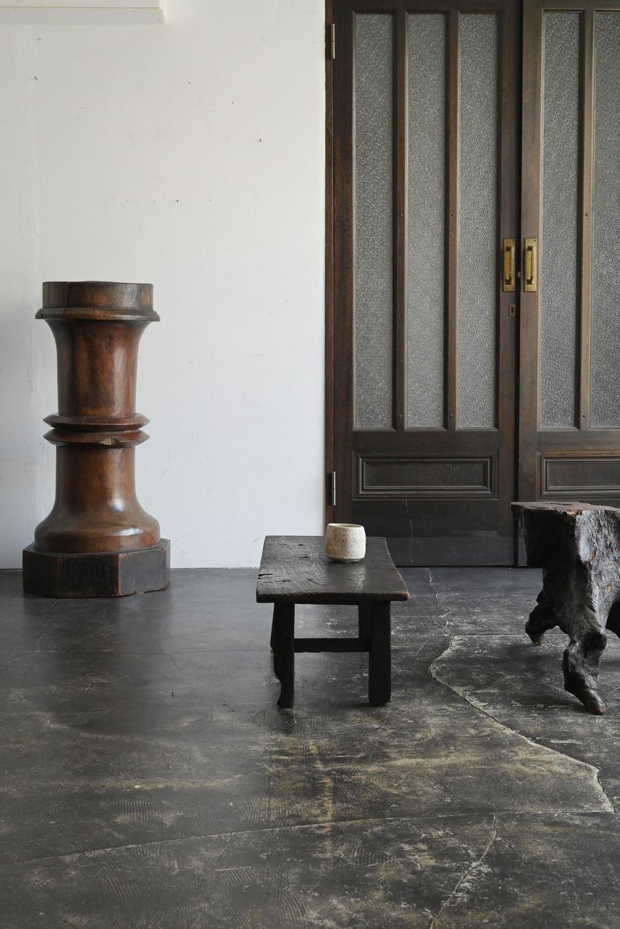 We are pleased to present an extremely rare, one-of-a-kind item.
This is a wooden pedestal used in Japanese temples, and is said to have originally been made to support a large bronze vase. It is said that on its top surface, a bronze flower vessel