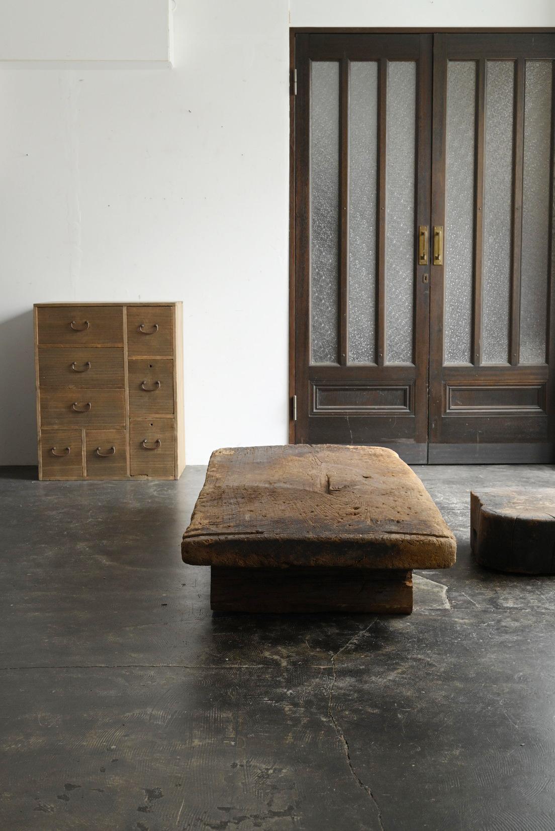 Japonais Ancienne table basse japonaise wabi-sabi en bois / 1868-1920 / table de canapé en vente