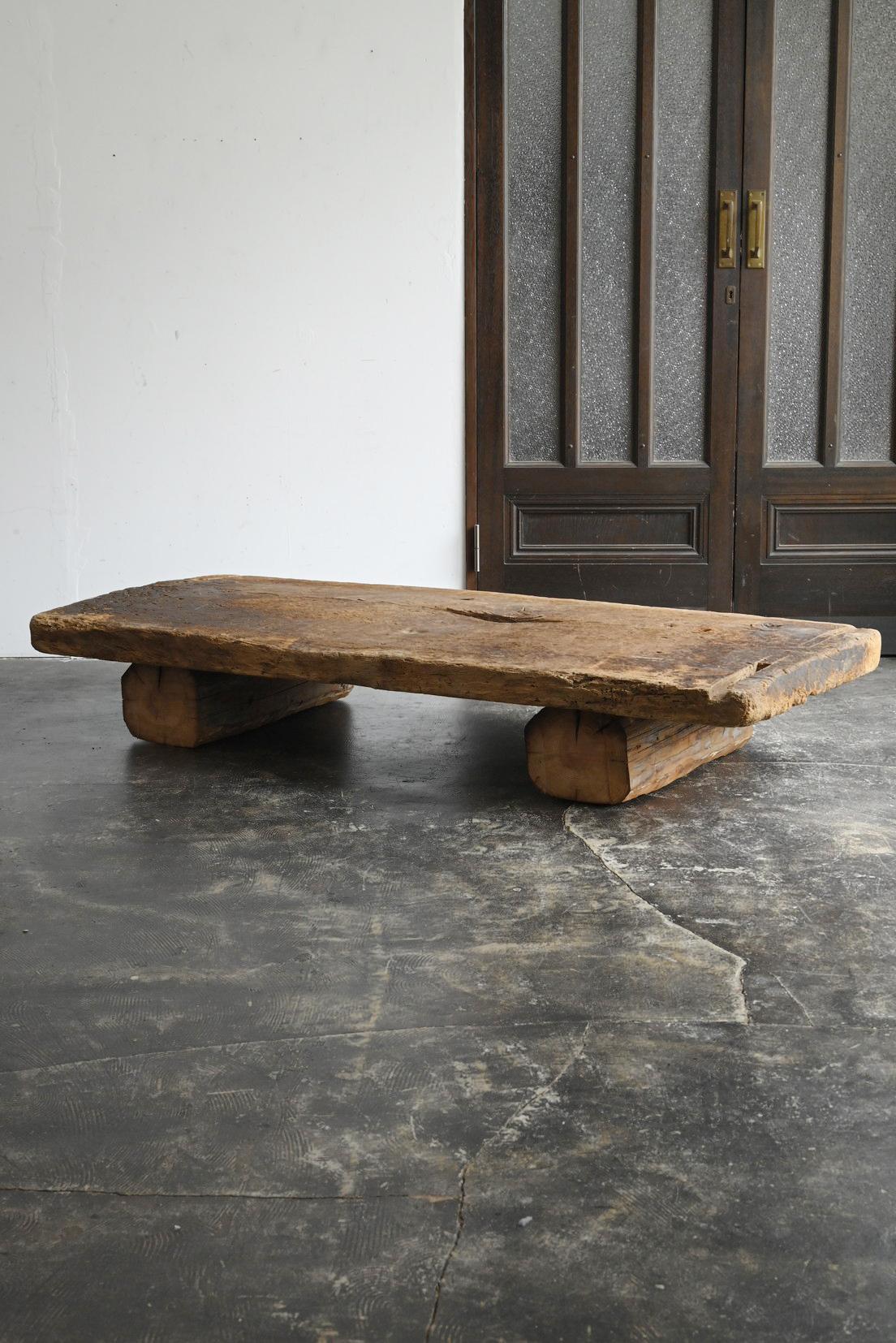 Travail du bois Ancienne table basse japonaise wabi-sabi en bois / 1868-1920 / table de canapé en vente