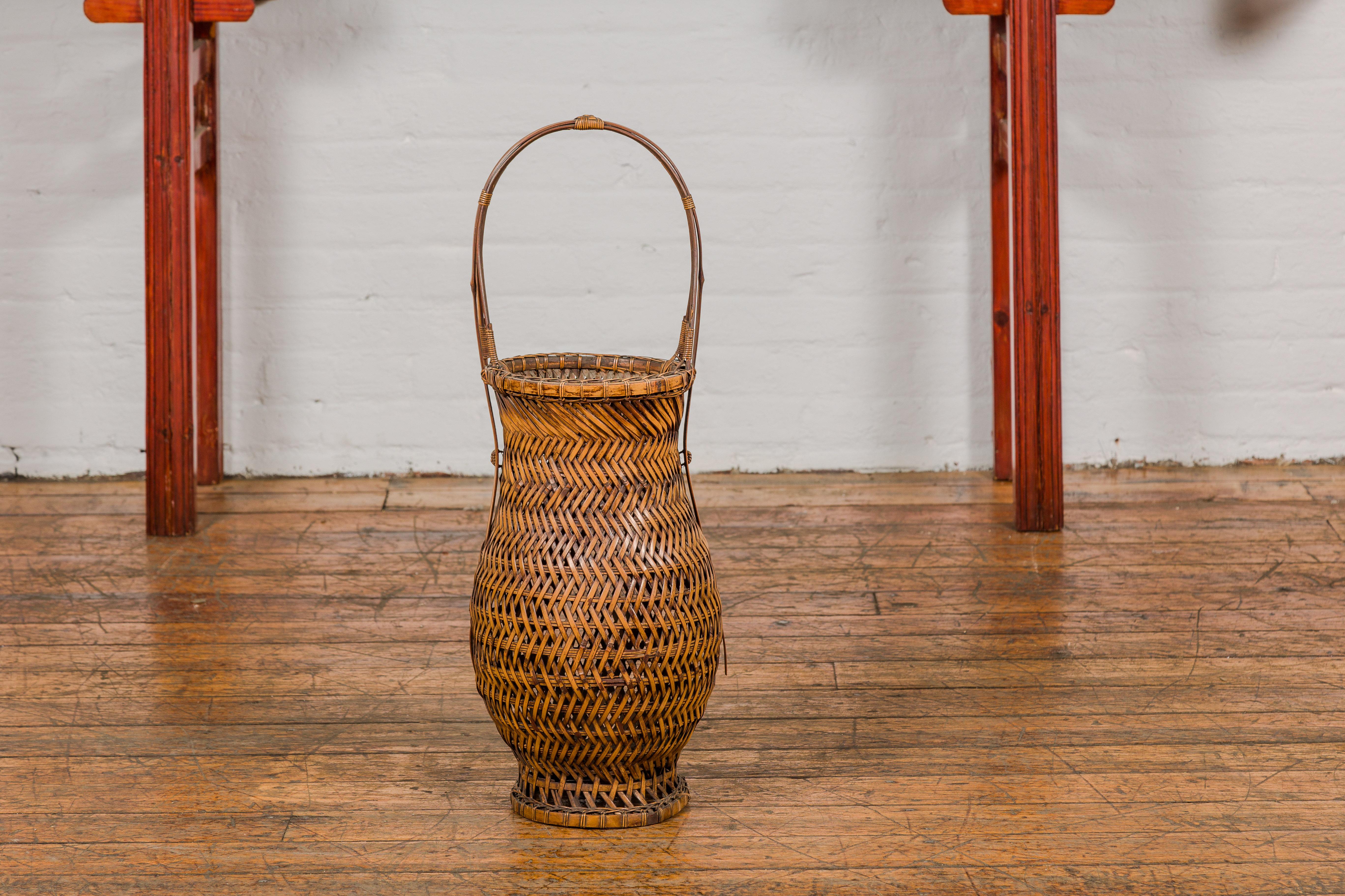 Antique Japanese Woven Bamboo Ikebana Basket with Large Handle, circa 1900 In Good Condition For Sale In Yonkers, NY
