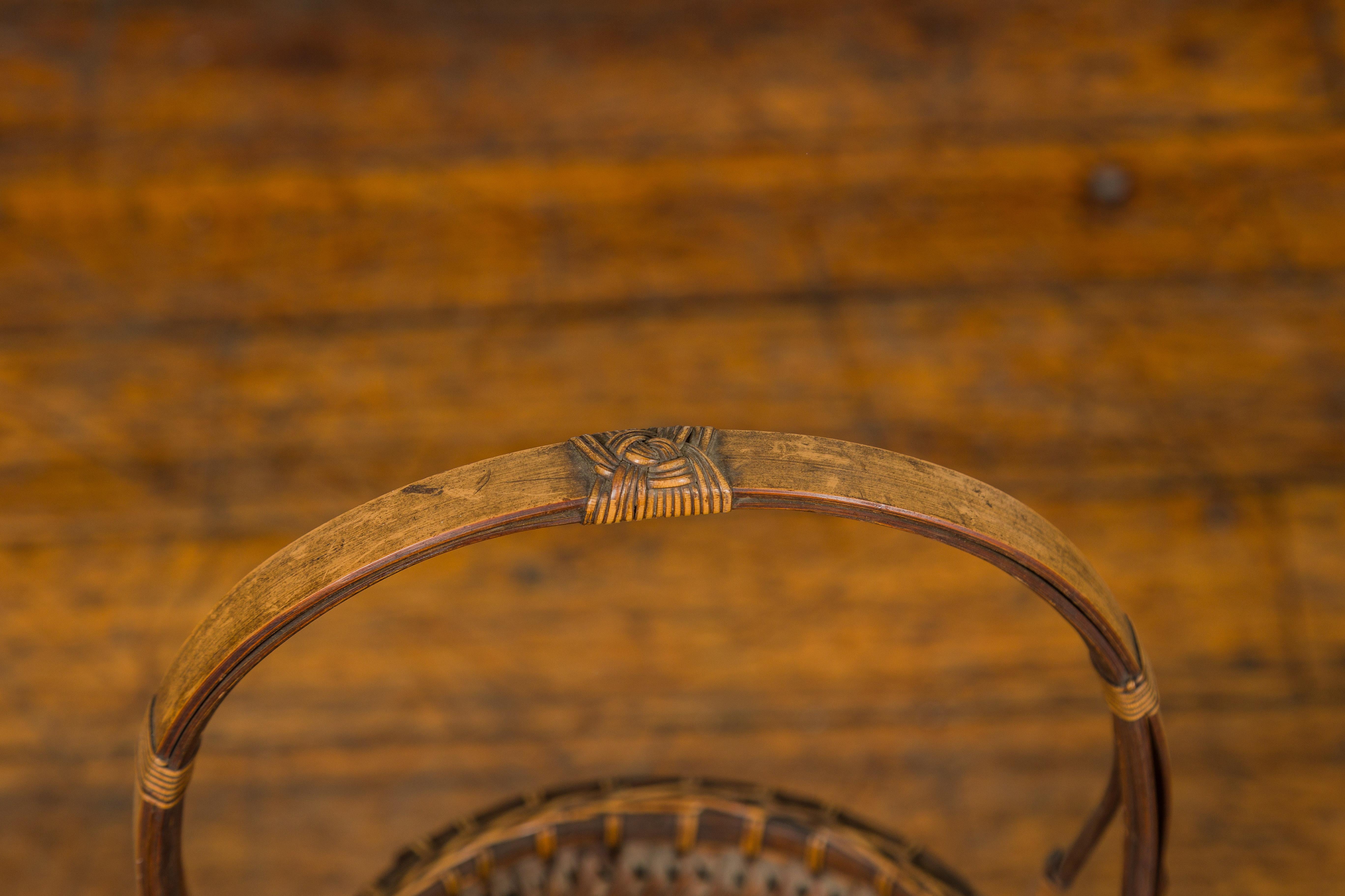 Ancien panier japonais Ikebana en bambou tressé avec grande anse, circa 1900 en vente 2