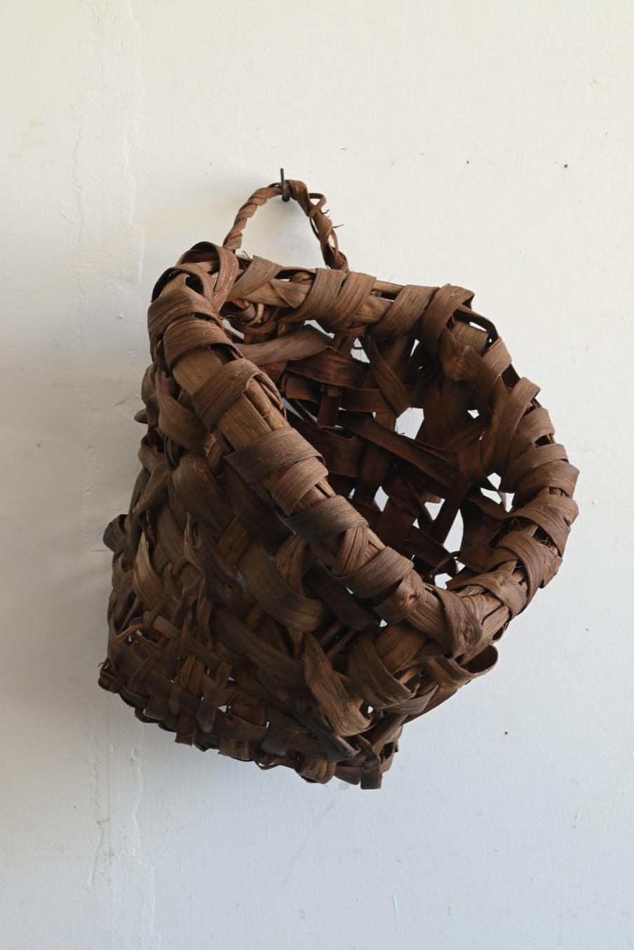 Antique Japanese woven wall hanging basket/20th century/Wabi-sabi vase In Good Condition For Sale In Sammu-shi, Chiba