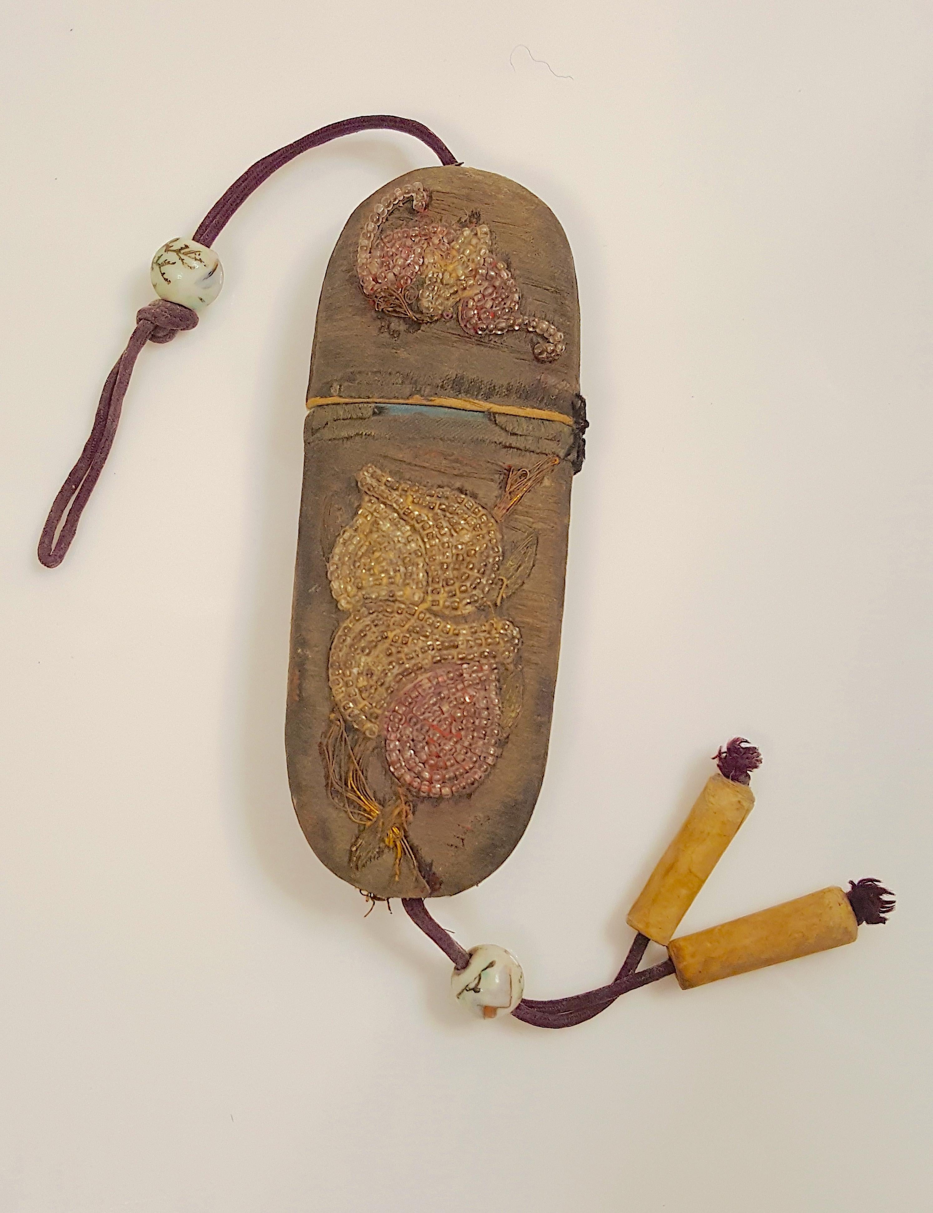 Antiquités japonaises tissées et peintes sur soieCéramiqueOjimes broderie perlée Inro en vente 9