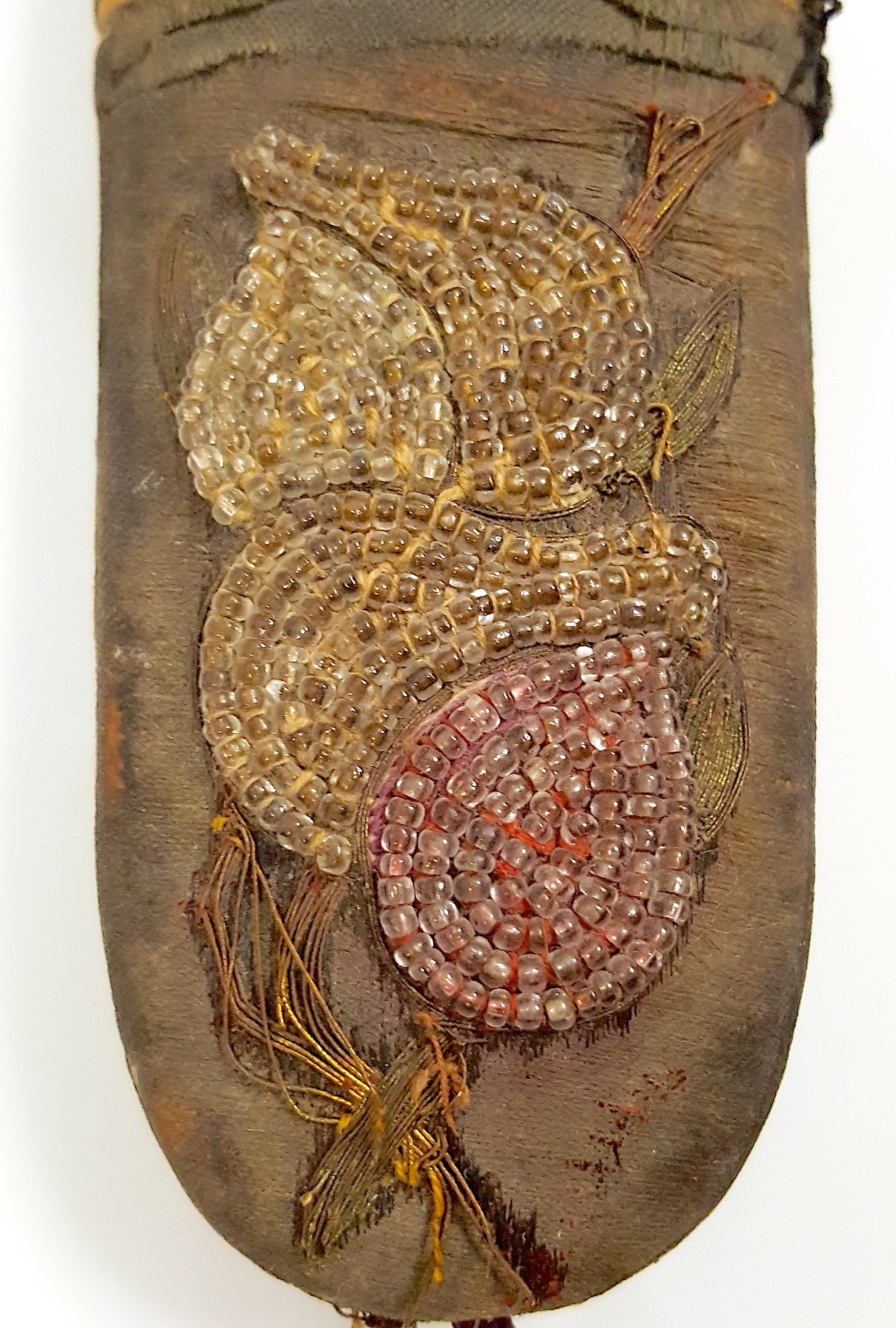 Antike japanische gewebte, bemalte Keramik-Ojimes-Perlenstickerei Inro im Zustand „Relativ gut“ im Angebot in Chicago, IL