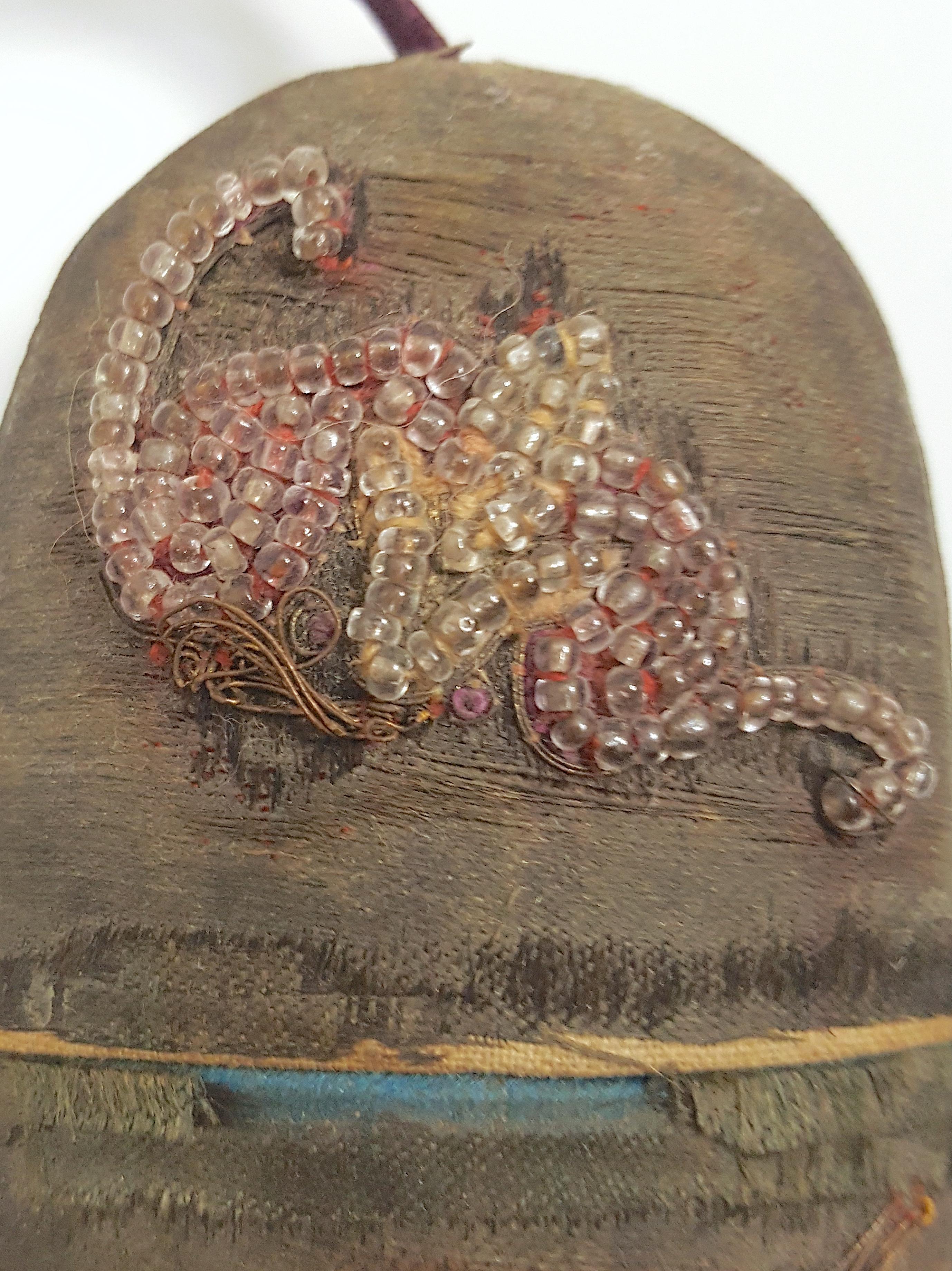 Antiquités japonaises tissées et peintes sur soieCéramiqueOjimes broderie perlée Inro Unisexe en vente