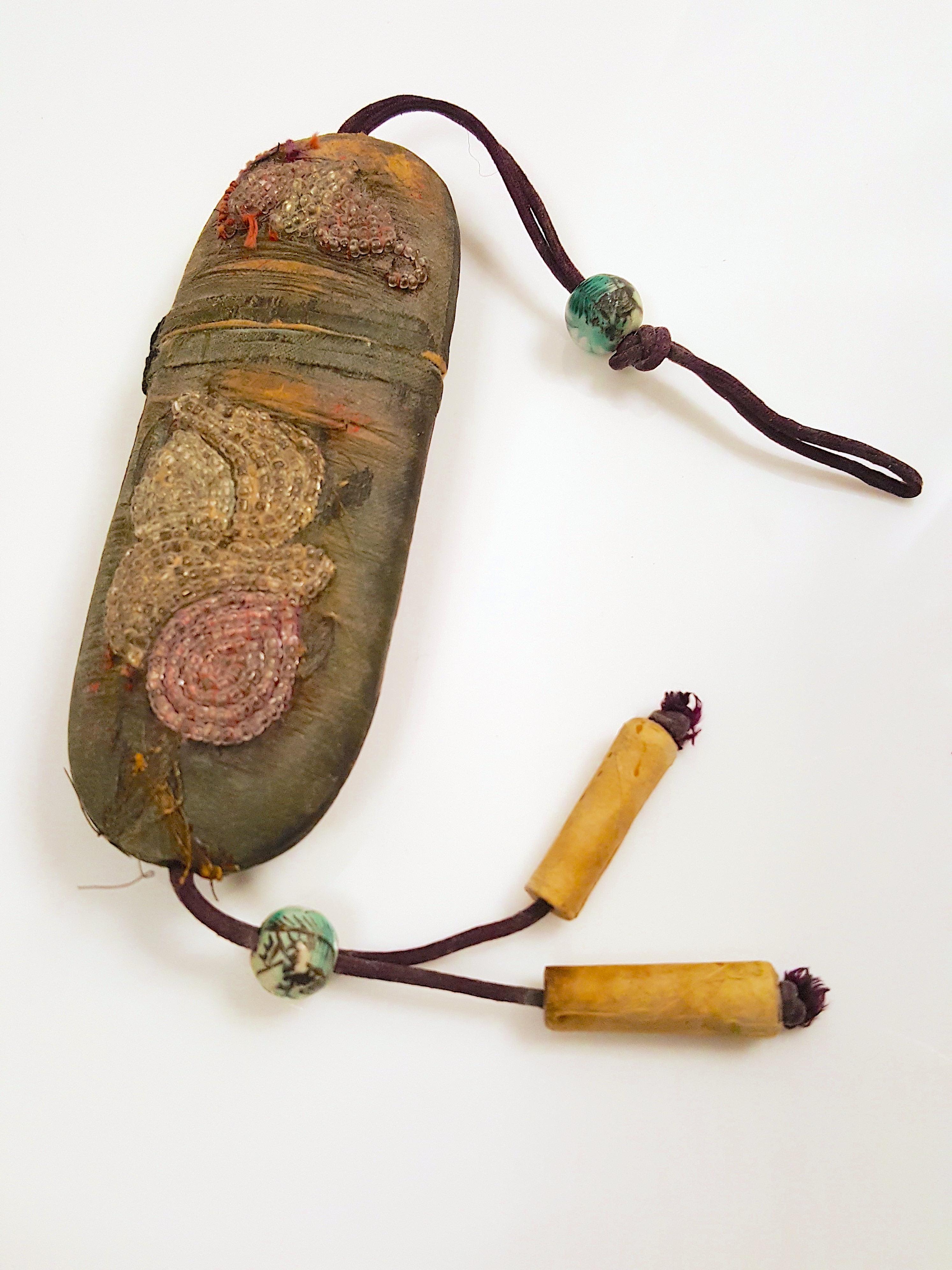 Antiquités japonaises tissées et peintes sur soieCéramiqueOjimes broderie perlée Inro en vente 4