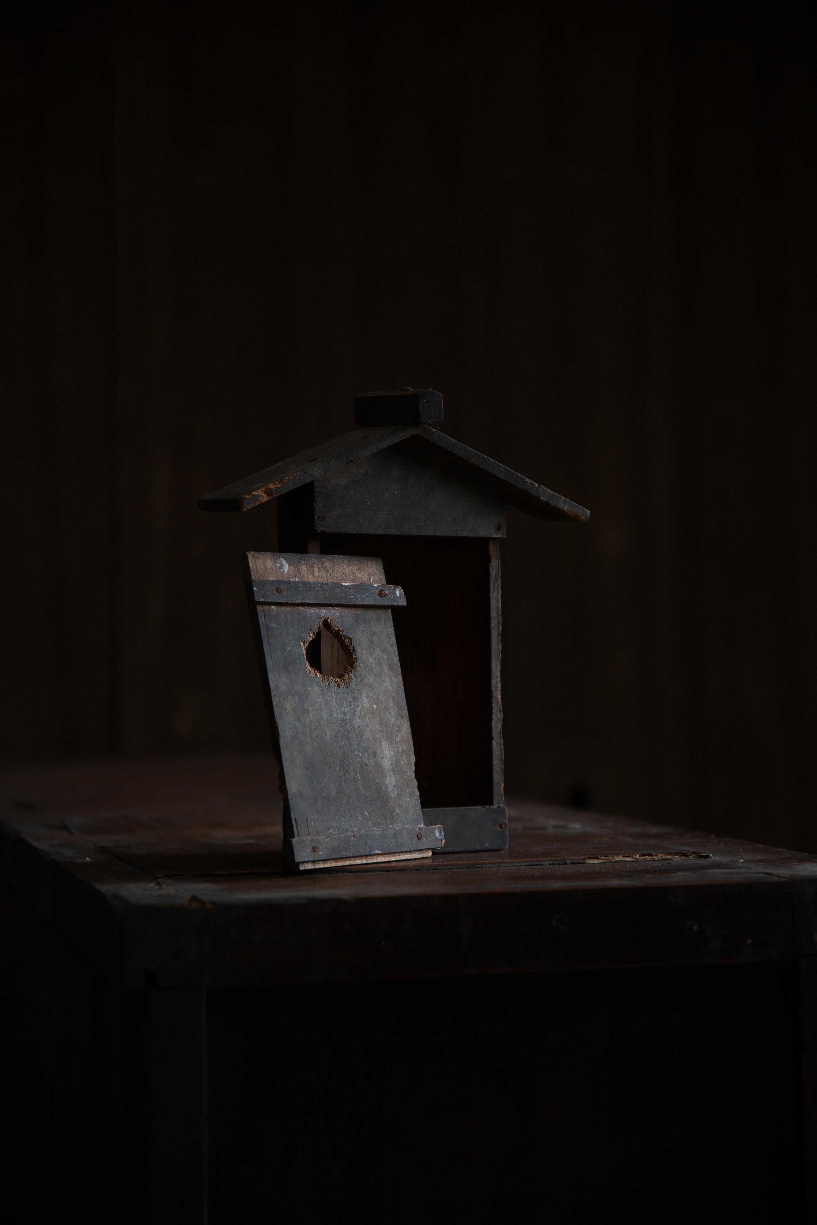 Japonais Mini sanctuaire japonais antique Zushi, porte-talisman shintoïste, décoration murale wabi sabi. en vente