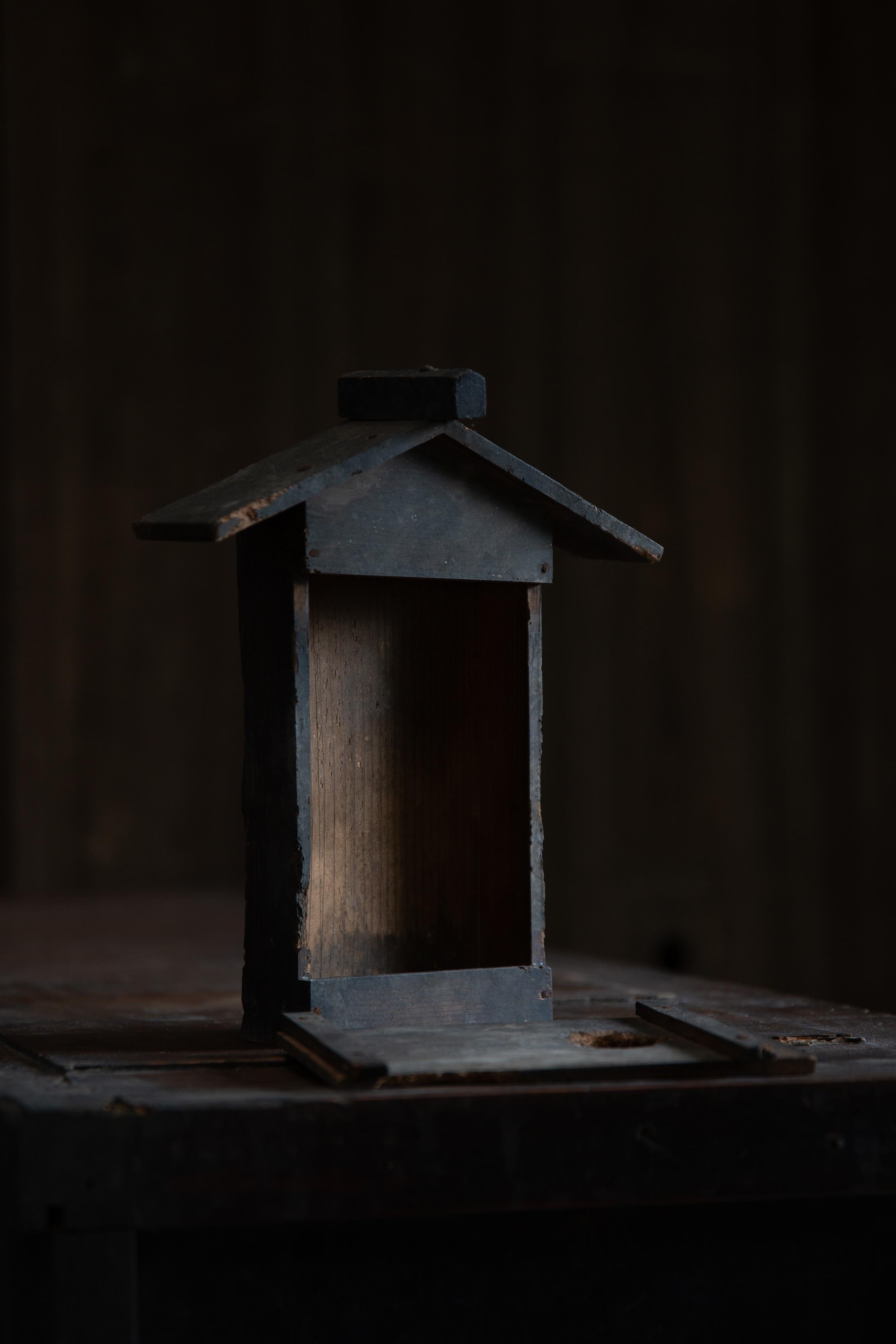 Sculpté à la main Mini sanctuaire japonais antique Zushi, porte-talisman shintoïste, décoration murale wabi sabi. en vente