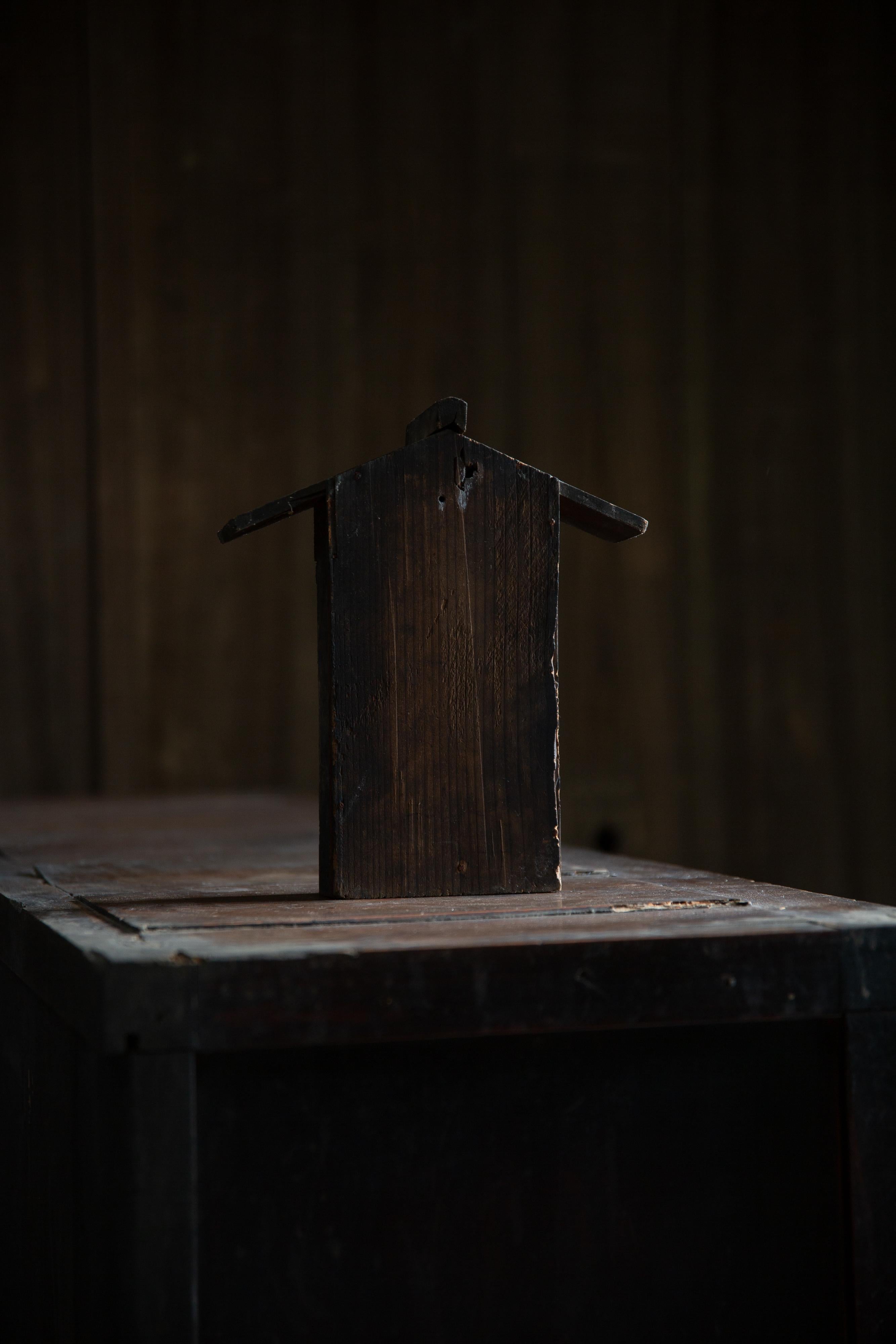 XIXe siècle Mini sanctuaire japonais antique Zushi, porte-talisman shintoïste, décoration murale wabi sabi. en vente