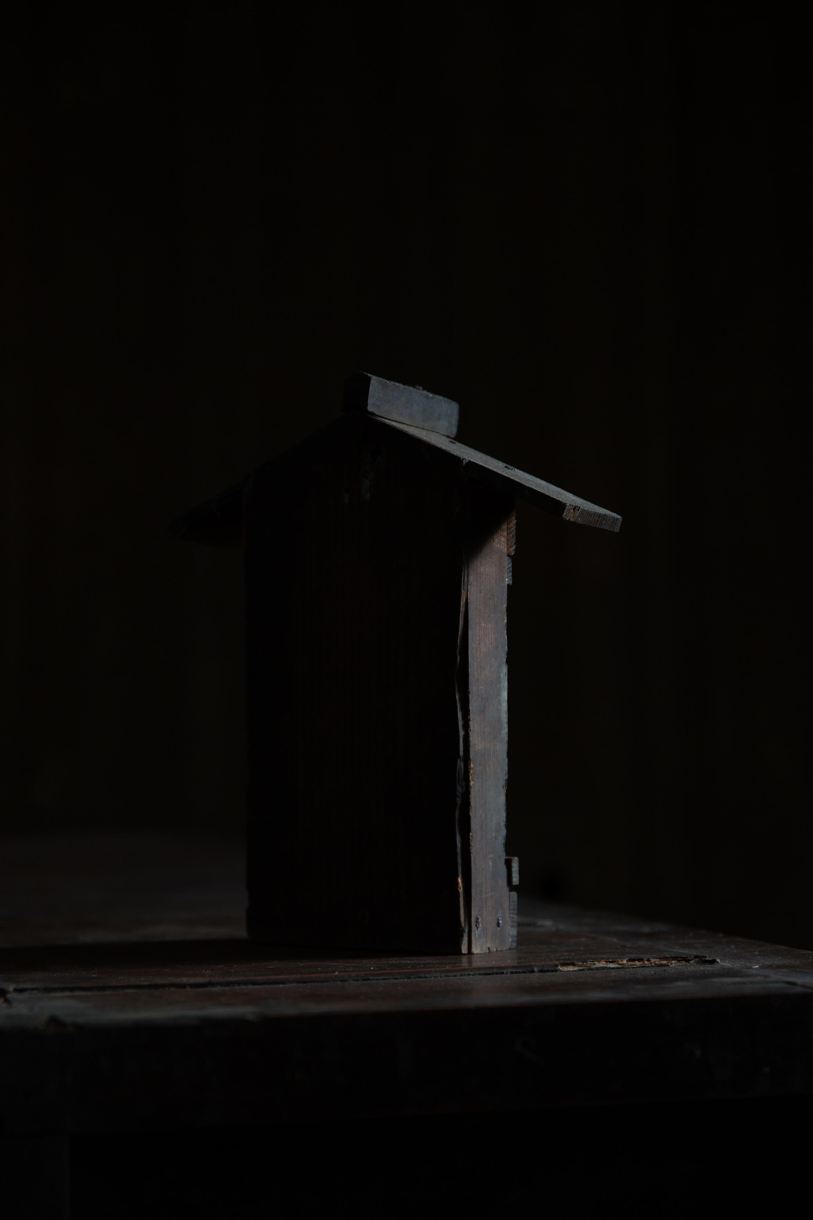 Bois Mini sanctuaire japonais antique Zushi, porte-talisman shintoïste, décoration murale wabi sabi. en vente