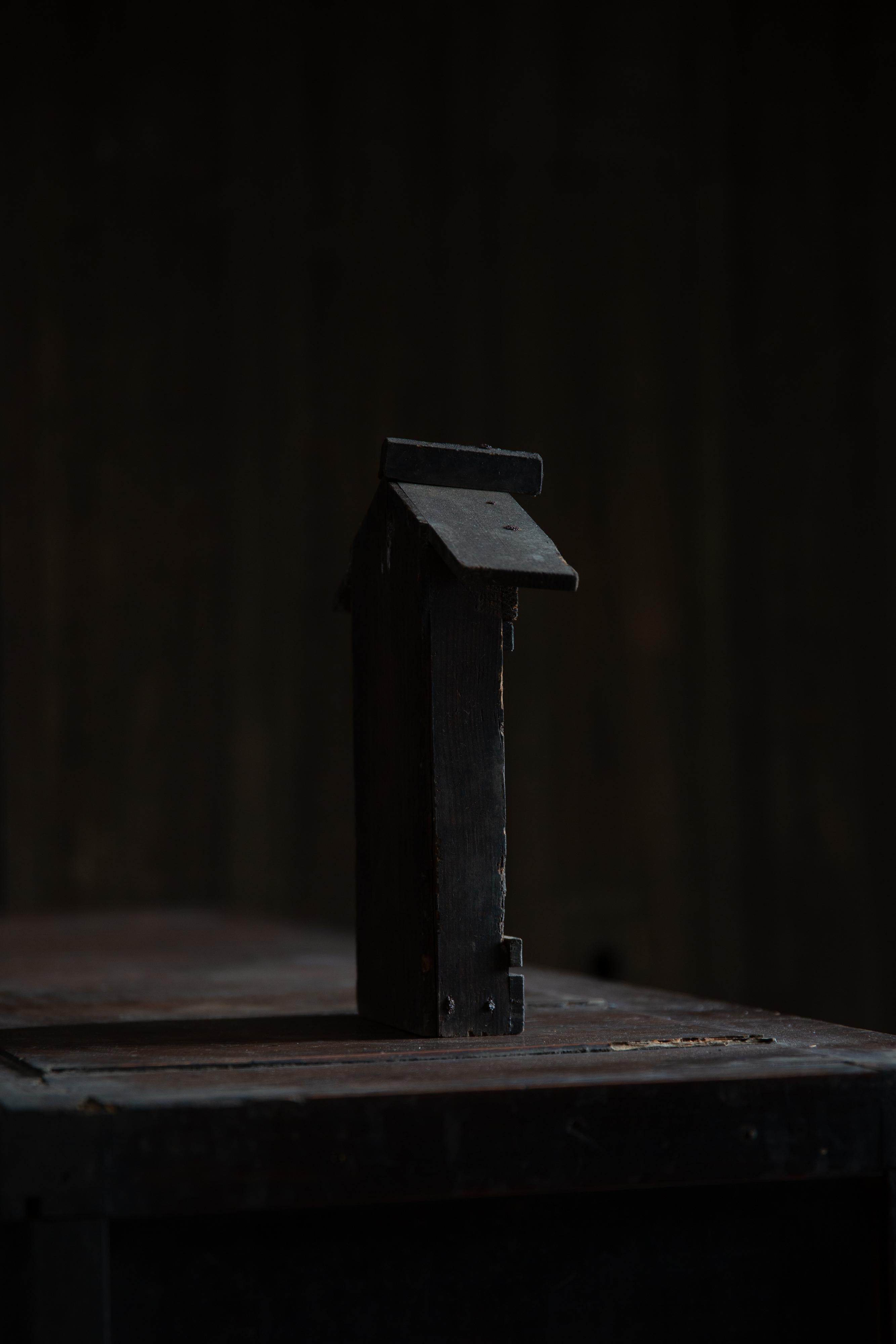 Mini sanctuaire japonais antique Zushi, porte-talisman shintoïste, décoration murale wabi sabi. en vente 1