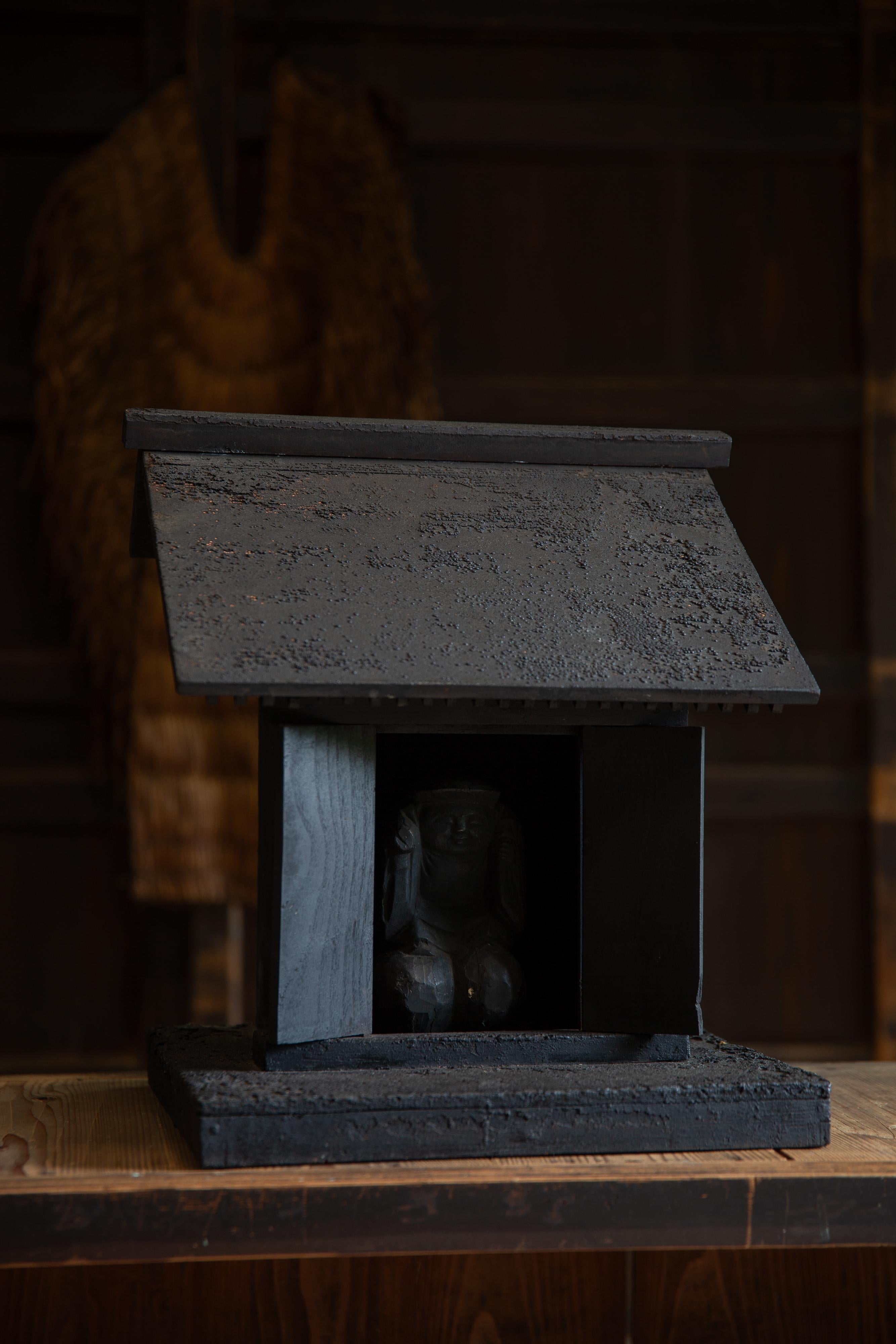 Antigüedades japonesas Zushi mini santuario w / Daikoku figuras de madera wabi sabi , mingei Primitivo en venta