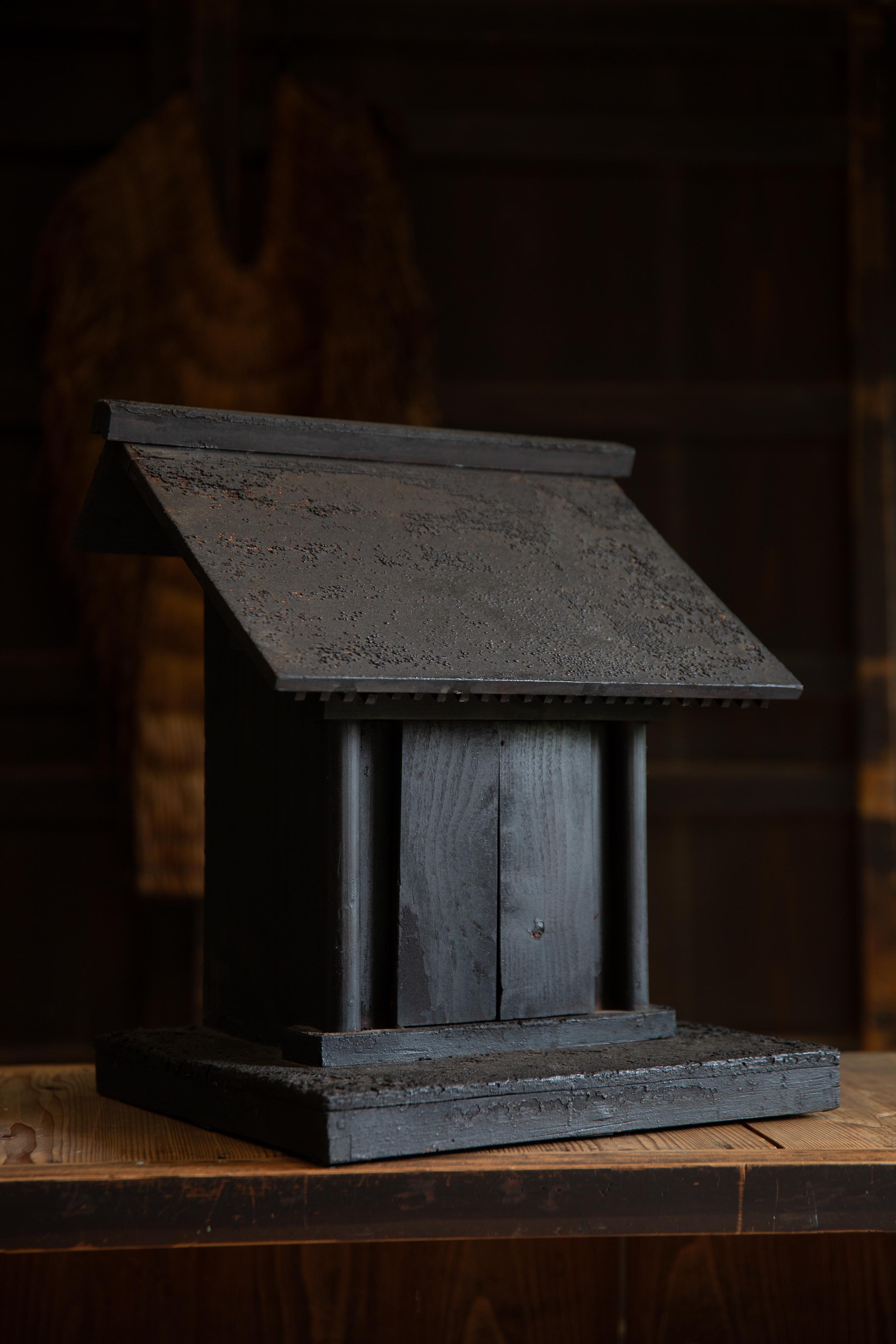 Antigüedades japonesas Zushi mini santuario w / Daikoku figuras de madera wabi sabi , mingei Japonés en venta