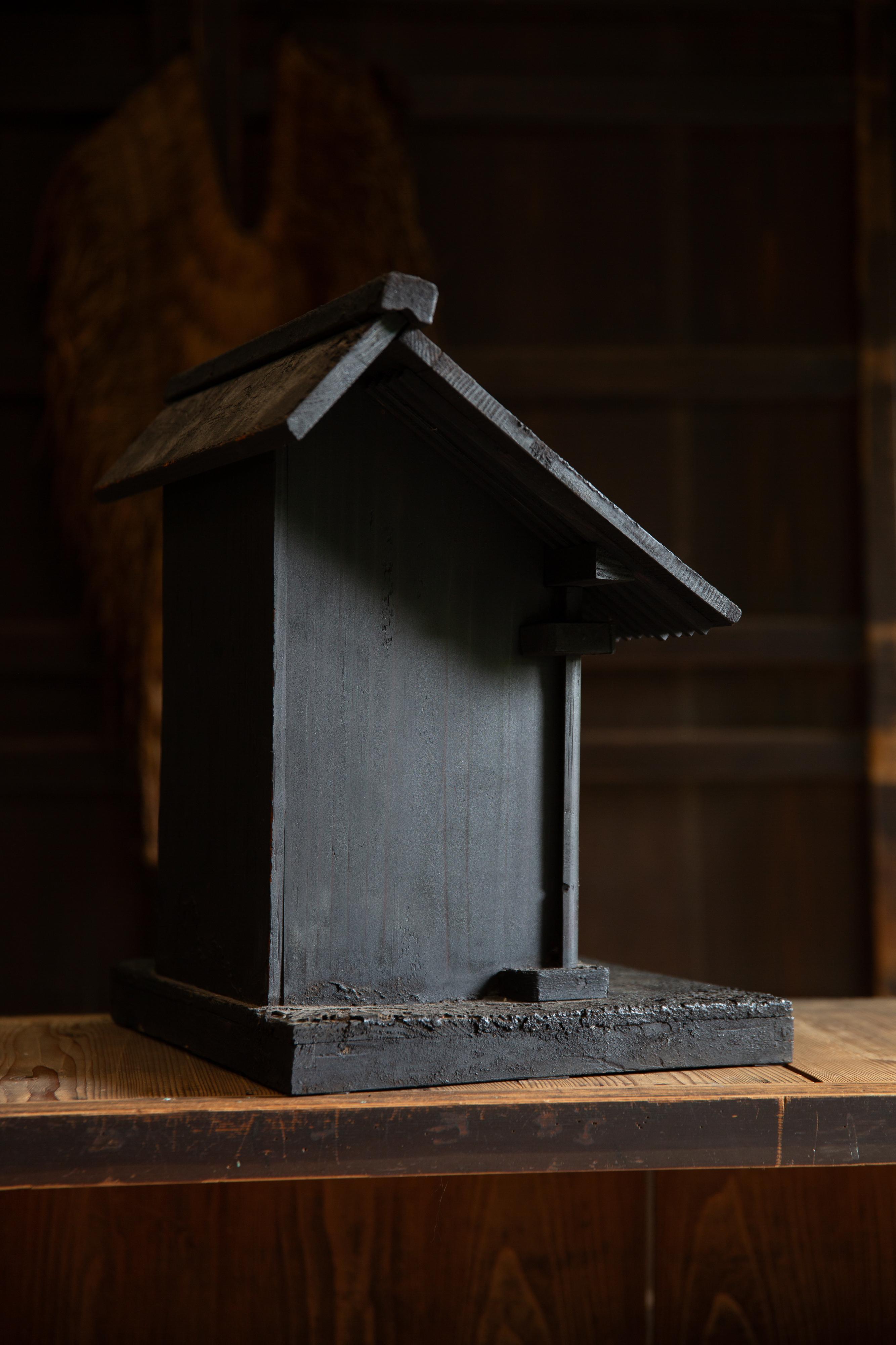 Antigüedades japonesas Zushi mini santuario w / Daikoku figuras de madera wabi sabi , mingei en Bueno estado para la venta en 常陸大宮市, JP