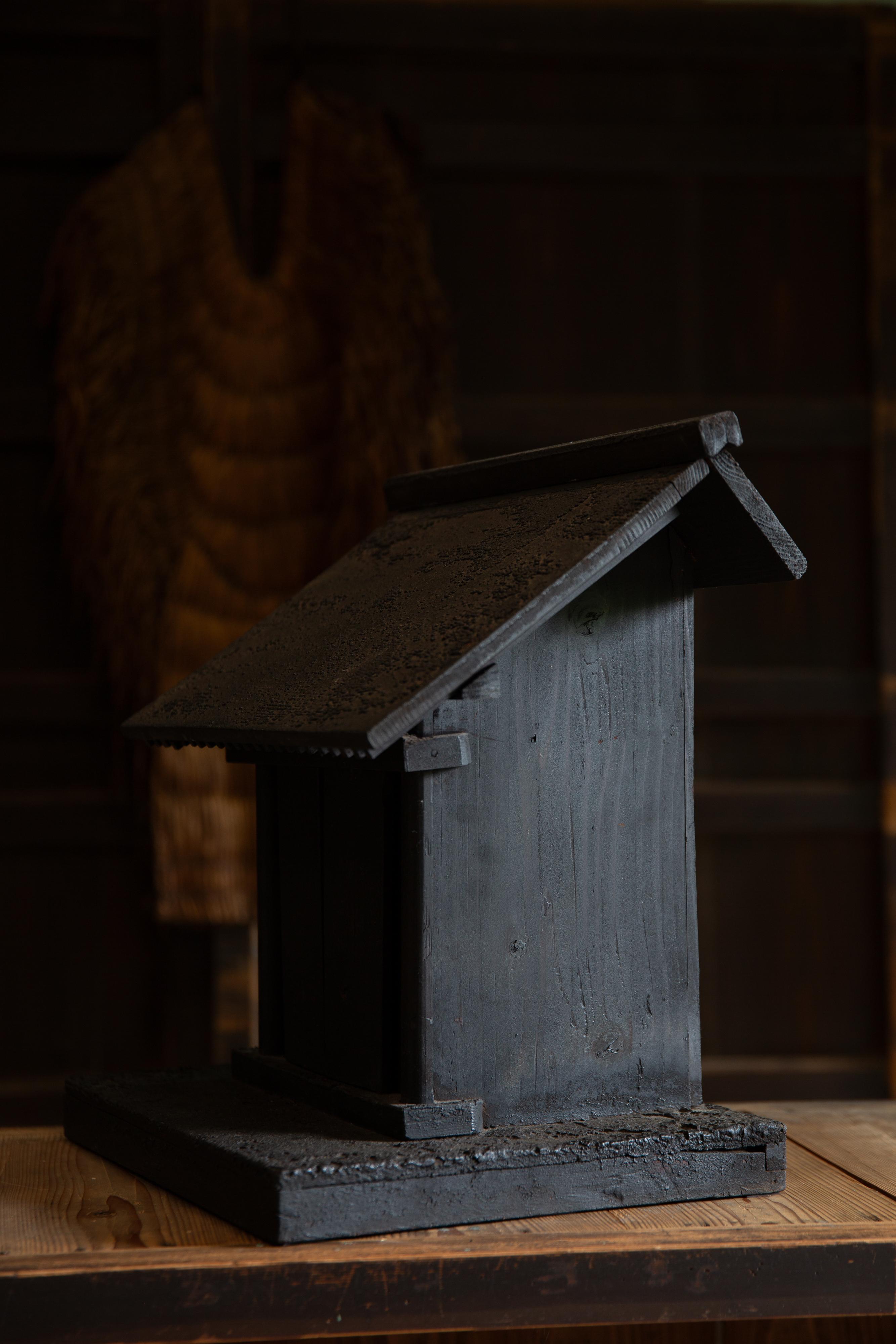 Antigüedades japonesas Zushi mini santuario w / Daikoku figuras de madera wabi sabi , mingei Madera en venta