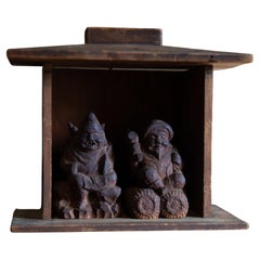 Antiguo mini santuario japonés Zushi c/ figuritas Ebisu y Daikoku wabi sabi mingei