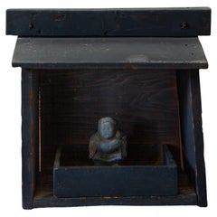Antico Zushi giapponese, santuario in miniatura wabi sabi con statuetta Daikoku mingei