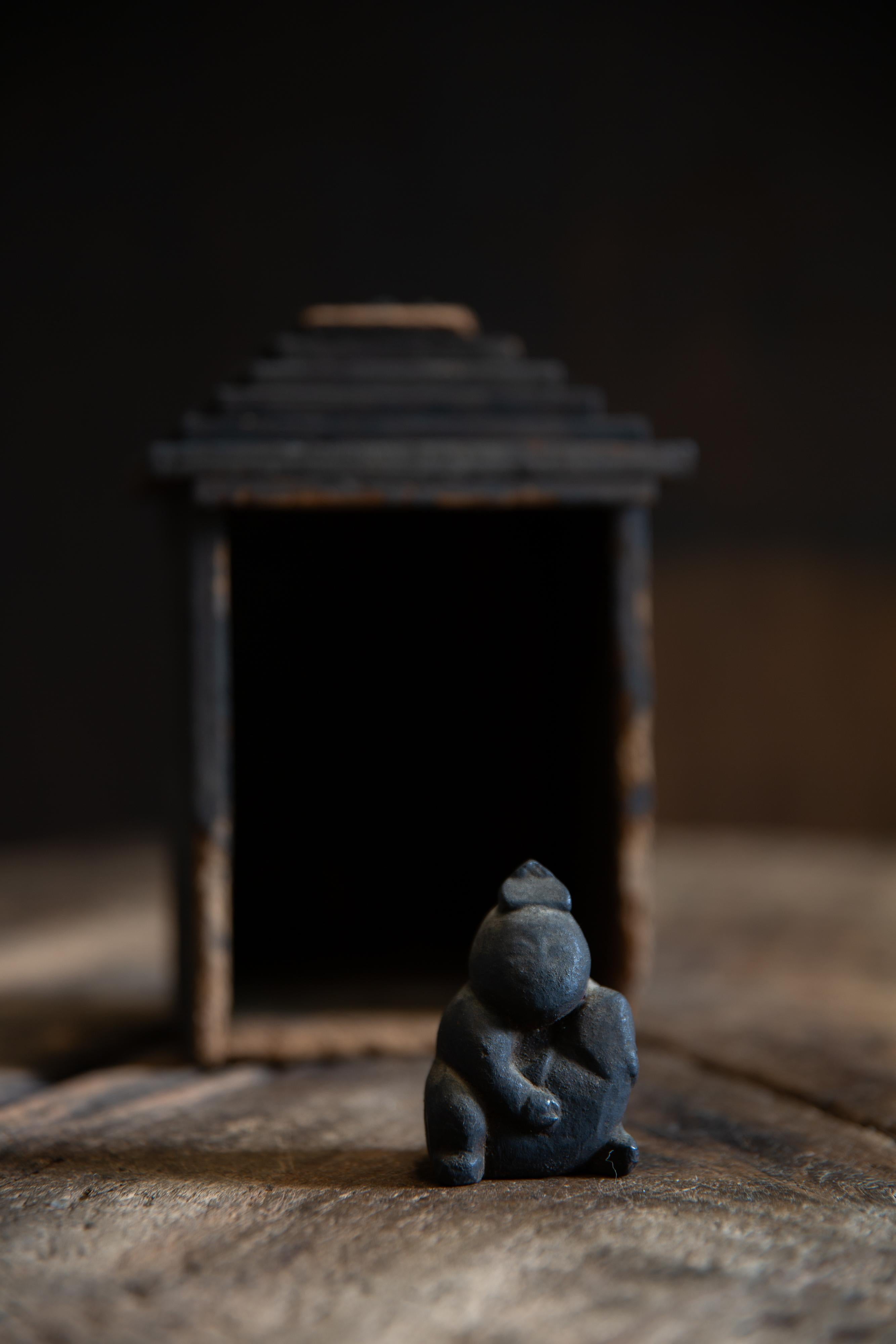 Antico Zushi giapponese, santuario wabi sabi in miniatura con statuetta Ebisu mingei in vendita 3