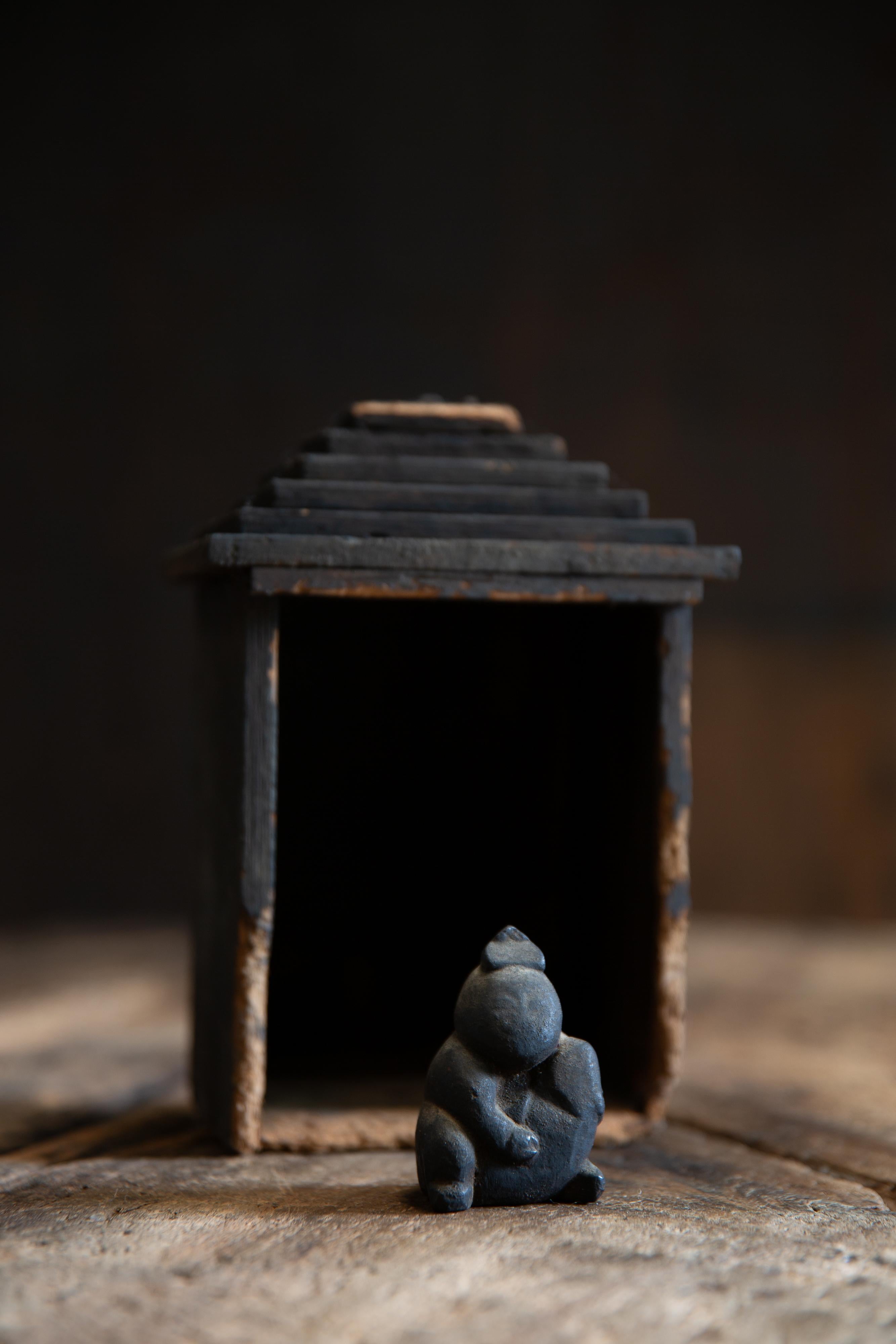 Primitivo Antico Zushi giapponese, santuario wabi sabi in miniatura con statuetta Ebisu mingei in vendita