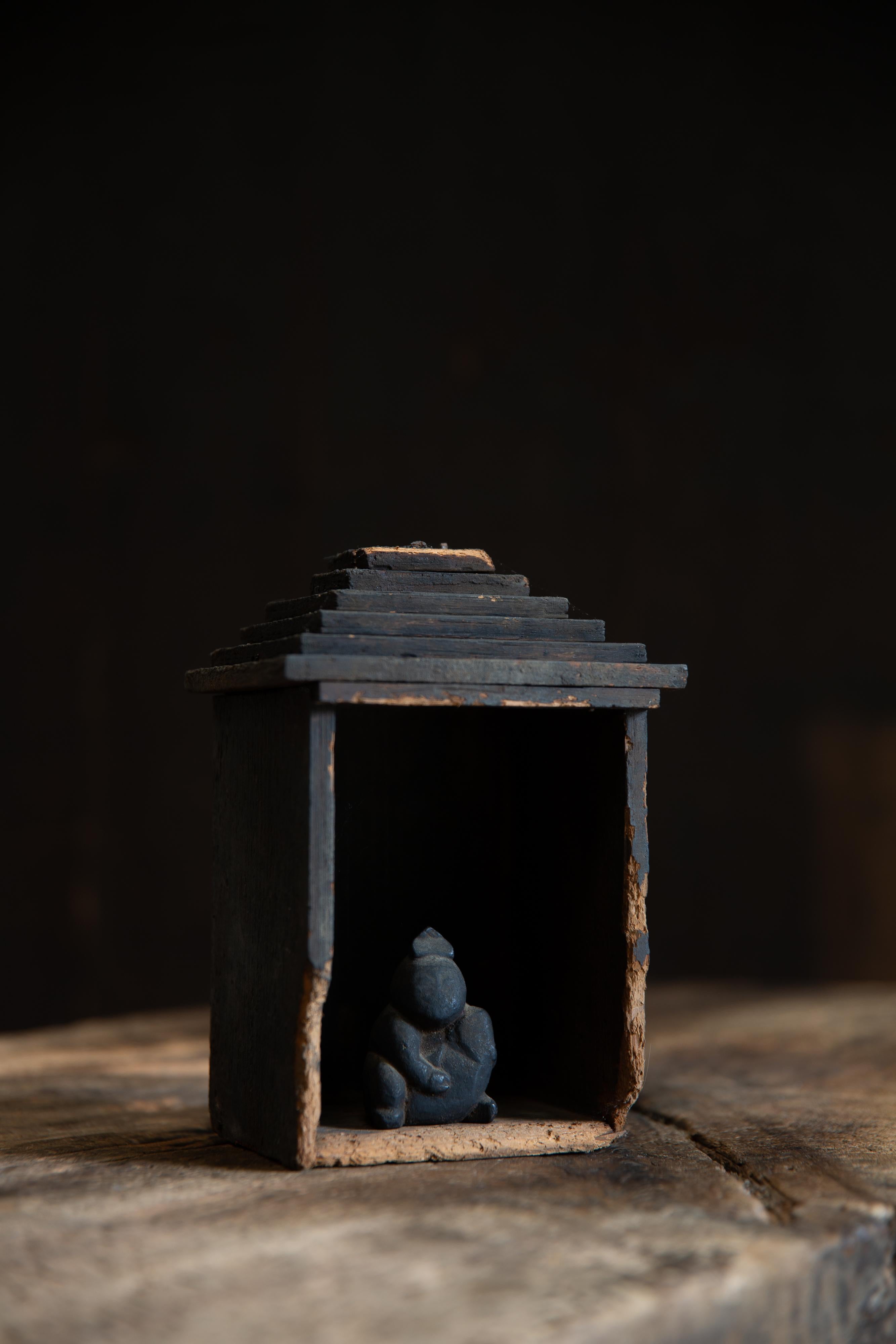 Giapponese Antico Zushi giapponese, santuario wabi sabi in miniatura con statuetta Ebisu mingei in vendita