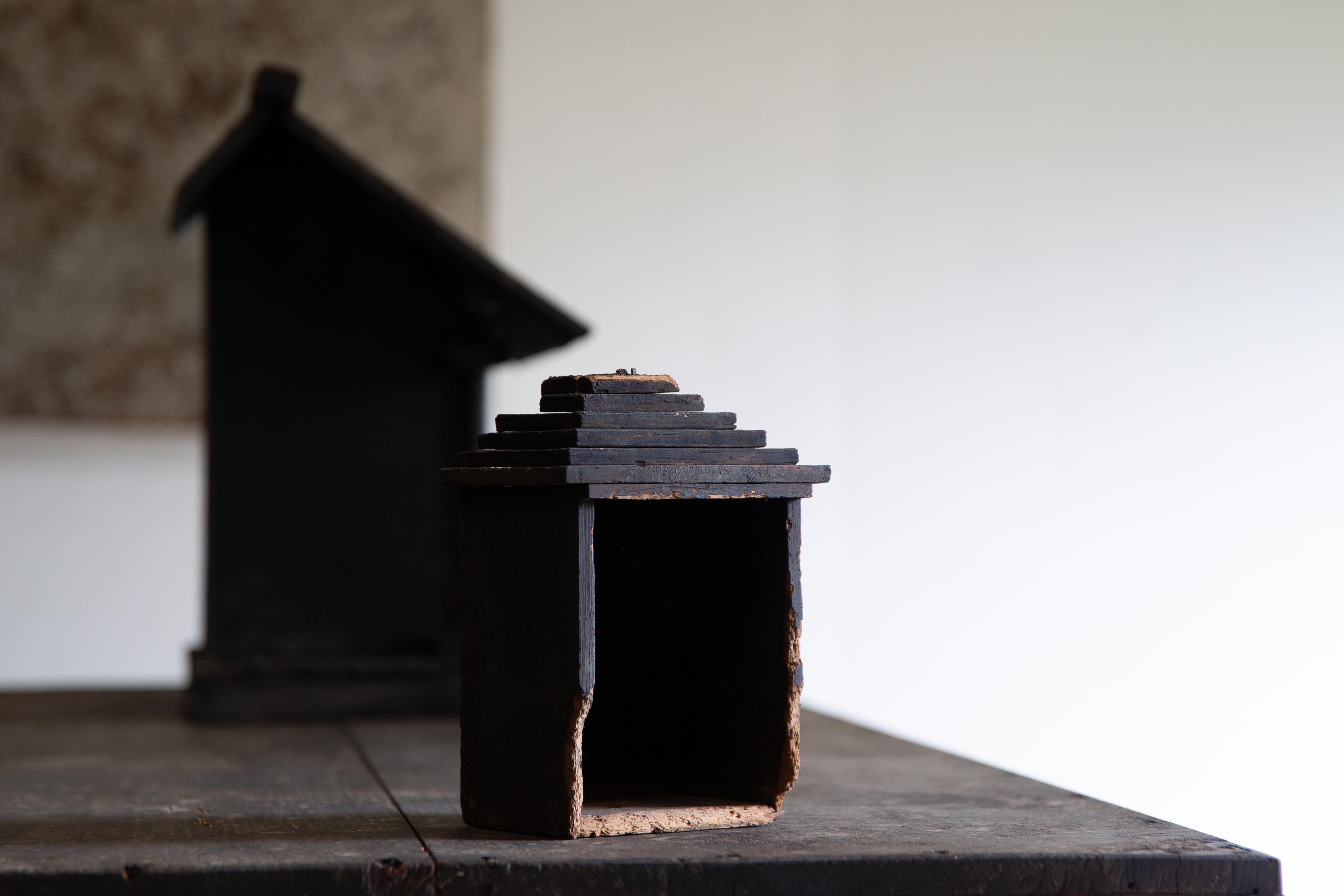 Intagliato a mano Antico Zushi giapponese, santuario wabi sabi in miniatura con statuetta Ebisu mingei in vendita