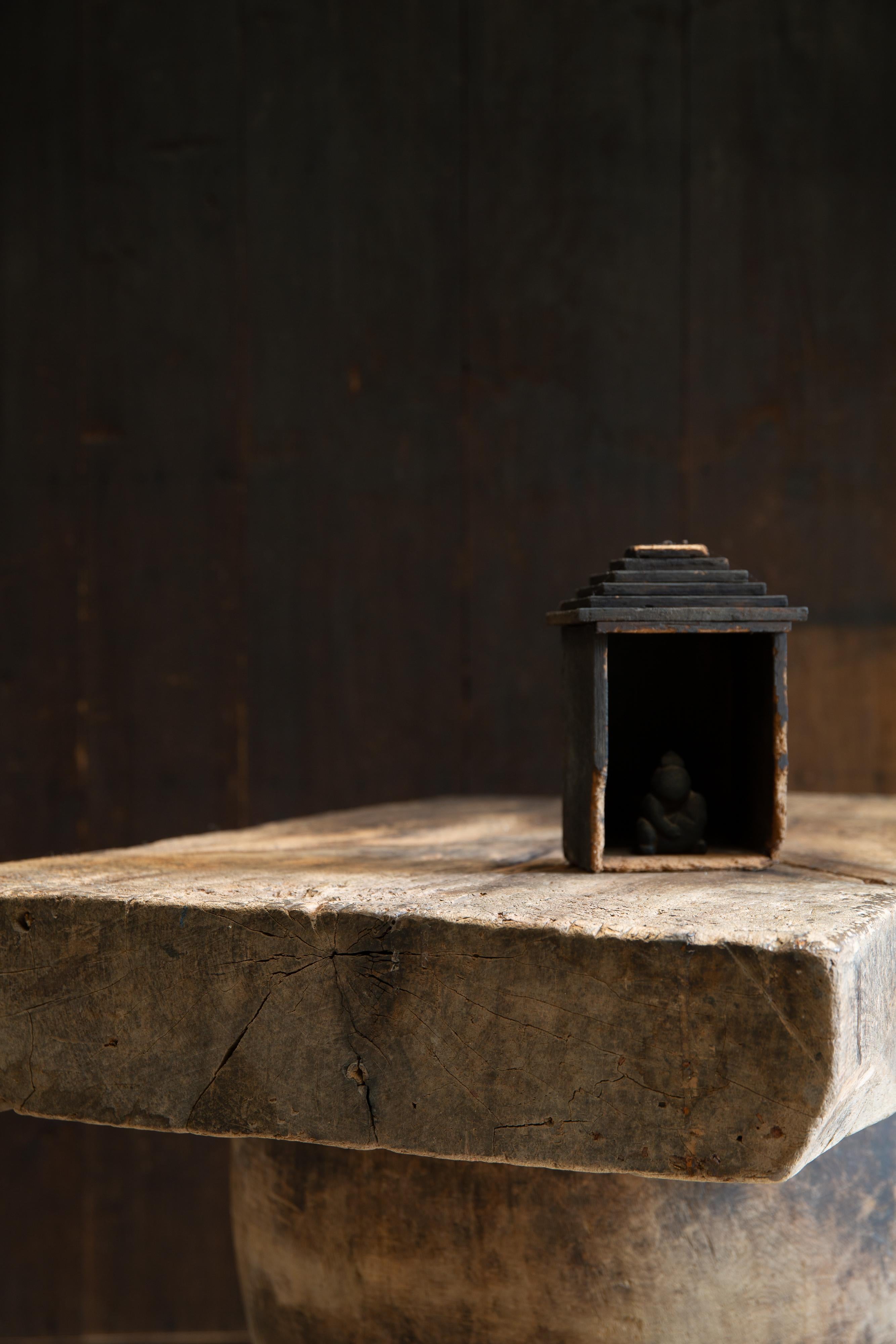 Antico Zushi giapponese, santuario wabi sabi in miniatura con statuetta Ebisu mingei In condizioni buone in vendita a 常陸大宮市, JP