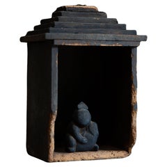 Antico Zushi giapponese, santuario wabi sabi in miniatura con statuetta Ebisu mingei