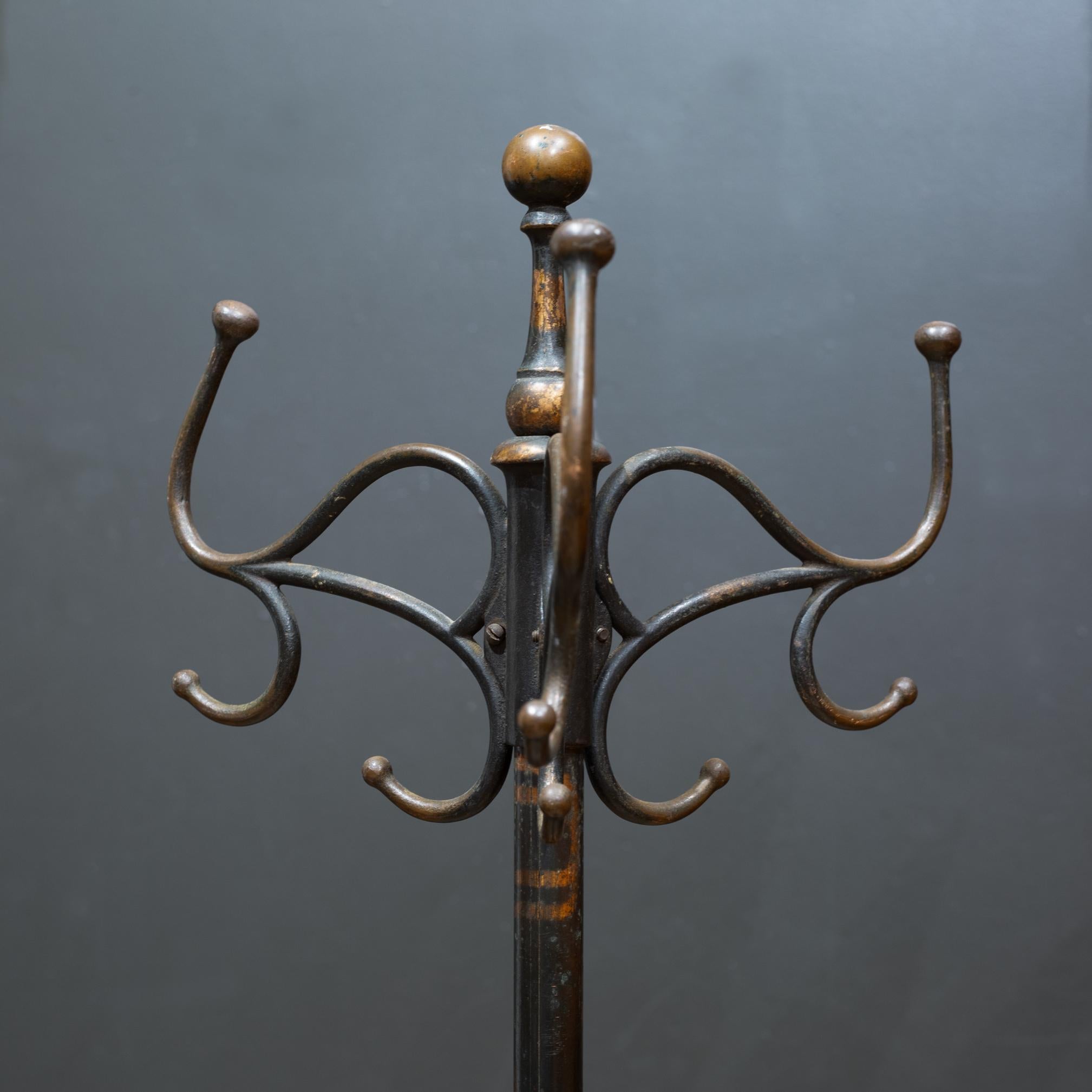 À PROPOS DE

Porte-manteau de la fin de l'époque victorienne en cuivre japanné avec ornementation métallique. 

    CREATEUR Inconnu.
    DATE DE FABRICATION : C.I.C..
    MATERIALES ET TECHNIQUES Acier, fer forgé, cuivre. 
    CONDITION Bon. Usure