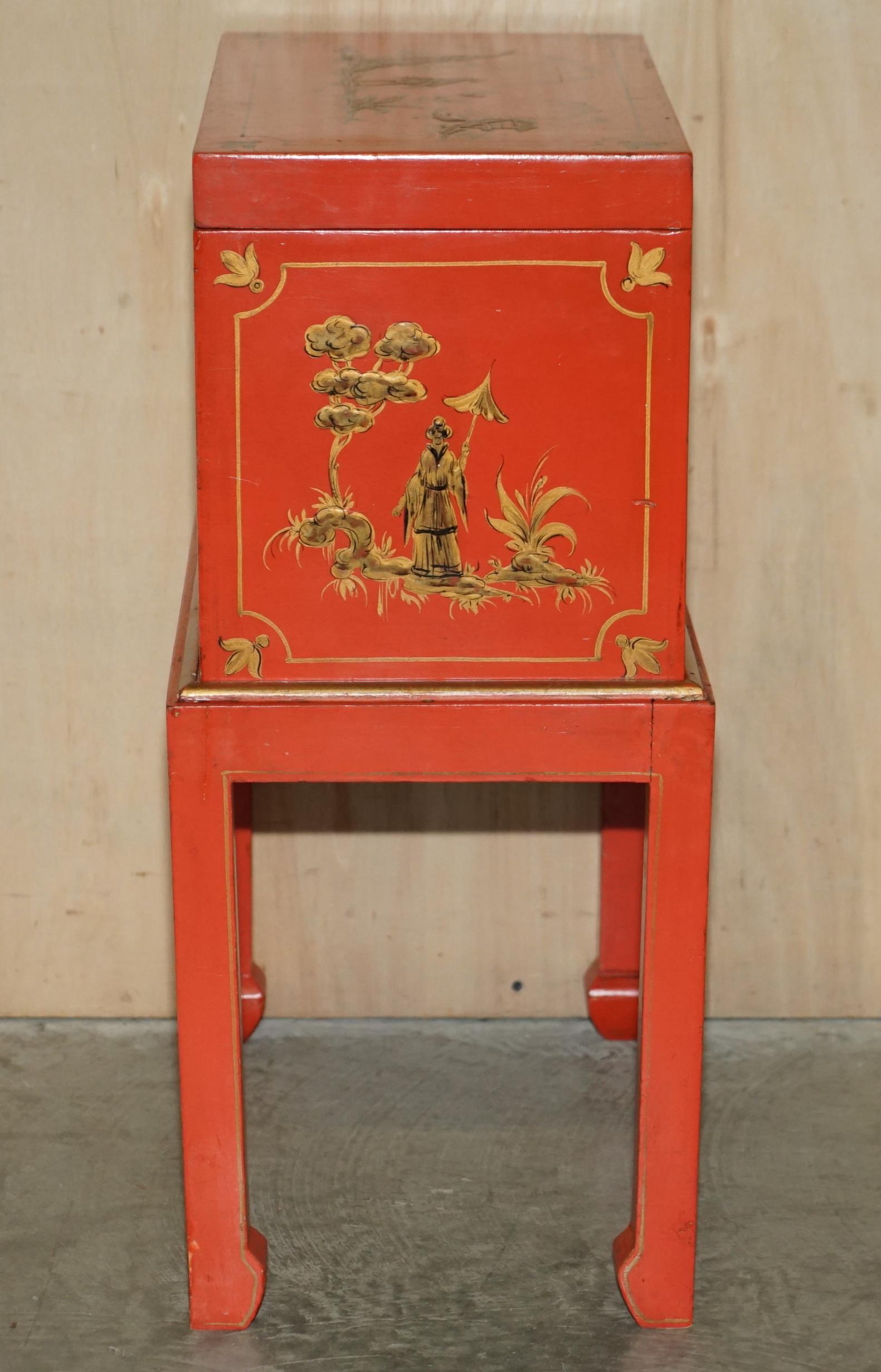 Antigua Mesa Auxiliar Oriental Japonizada Arcón sobre Pie Pintado a Mano y Lacado en venta 10