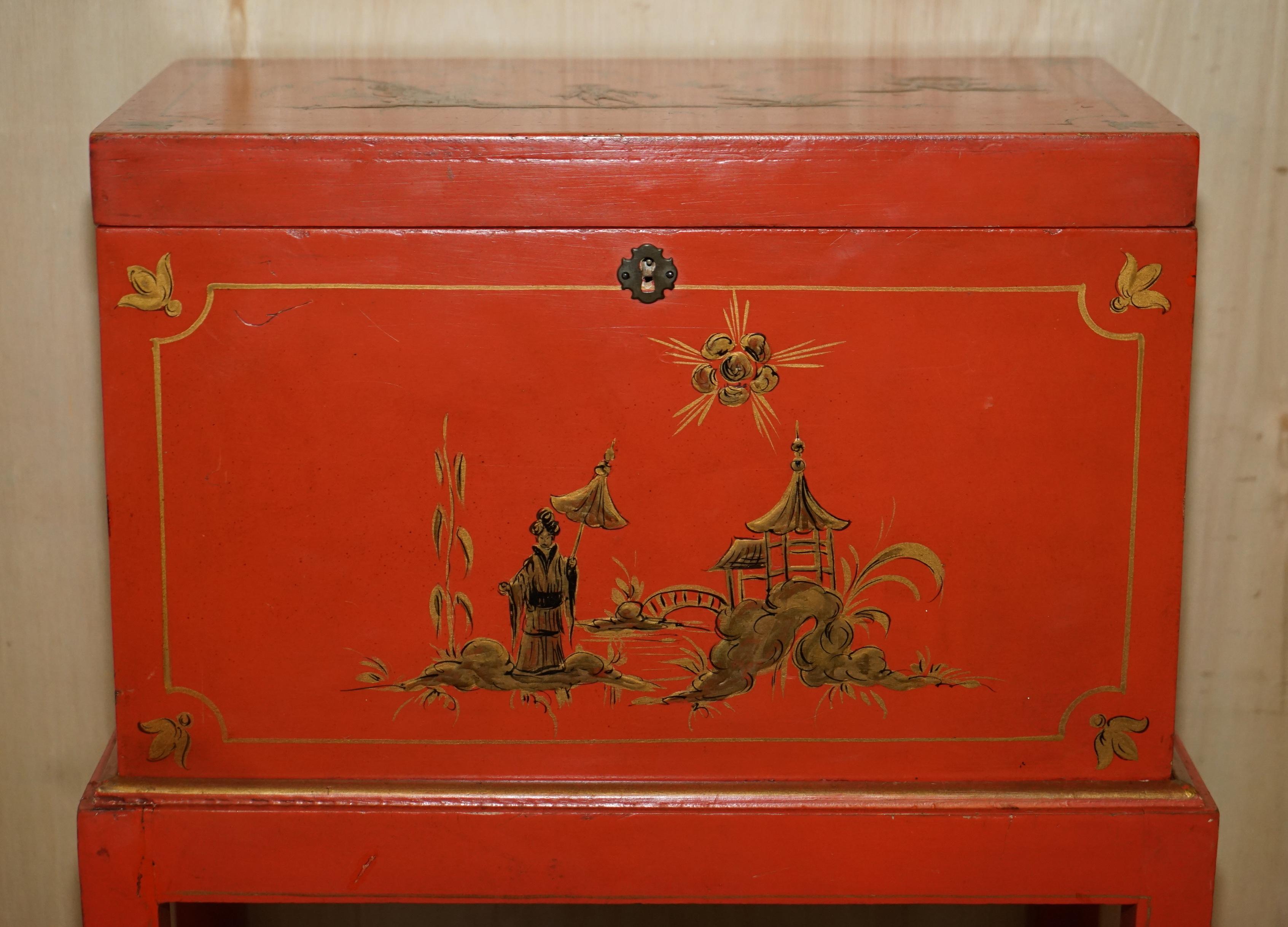 Antigua Mesa Auxiliar Oriental Japonizada Arcón sobre Pie Pintado a Mano y Lacado Art Decó en venta