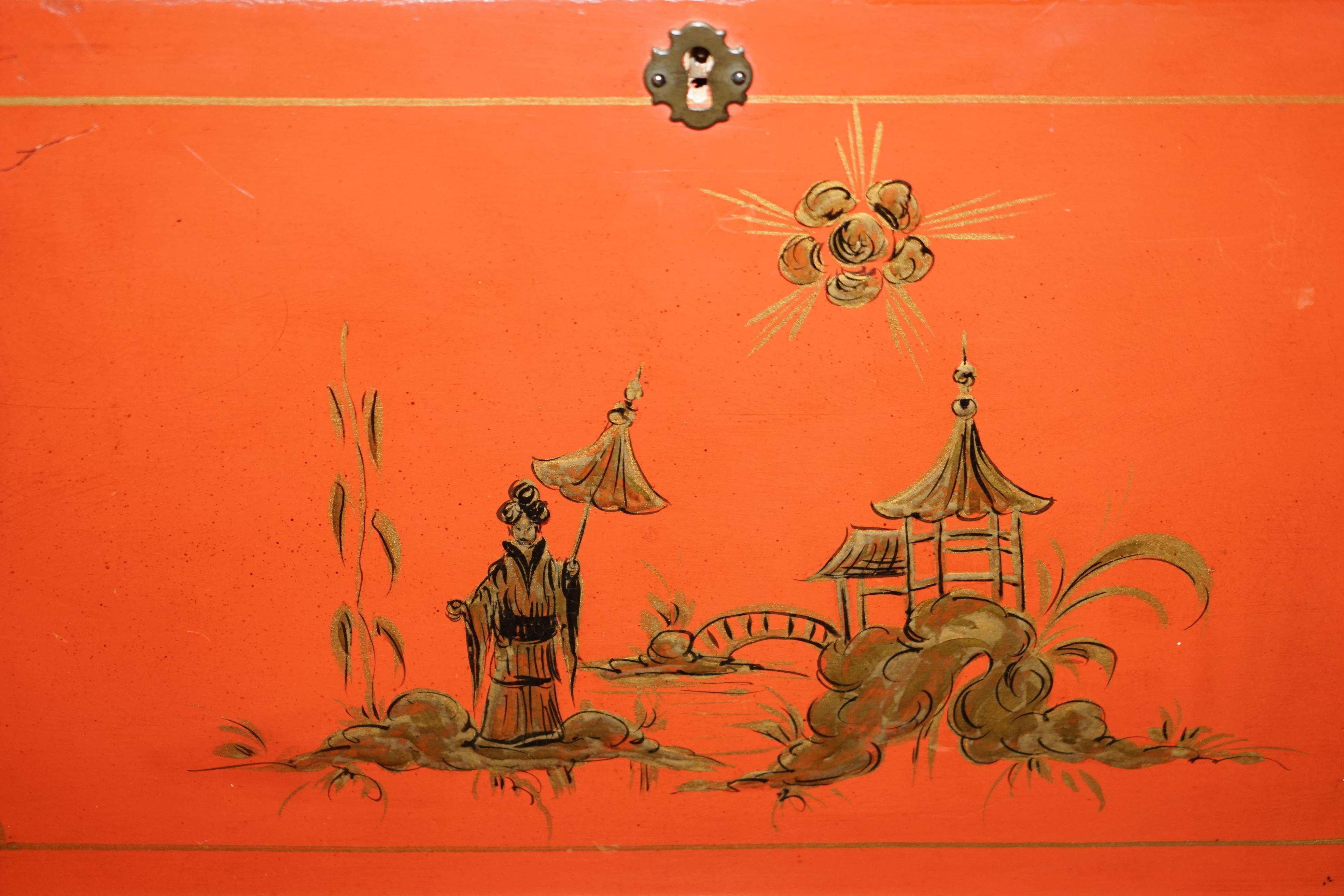 Antiker orientalischer Beistelltisch mit Japanlack auf Ständer, handbemalt und lackiert im Angebot 2
