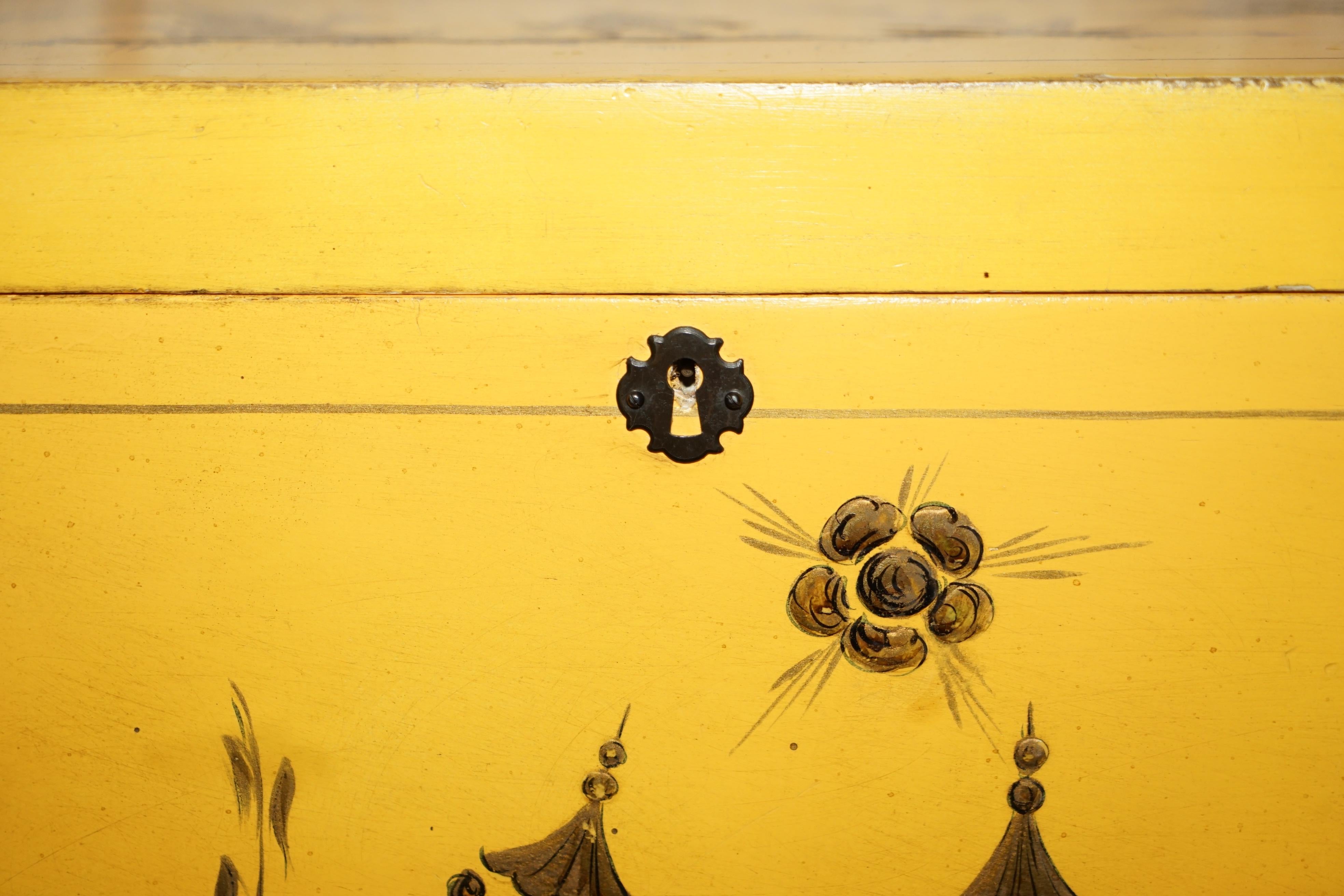Antike japanische orientalische Beistelltruhe auf Ständer, handbemalt und lackiert, gelb (Frühes 20. Jahrhundert) im Angebot