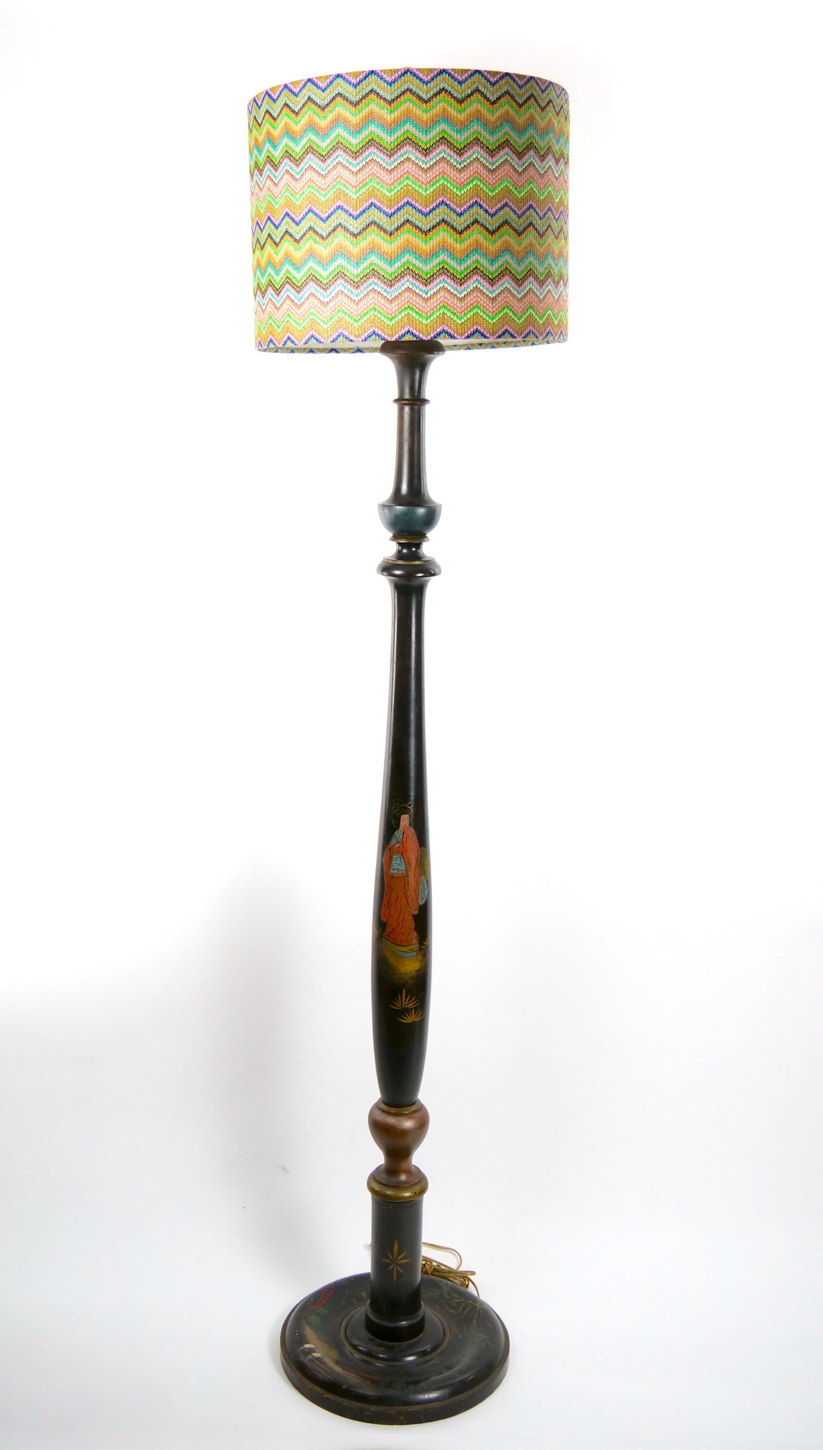 Illuminez votre espace avec ce lampadaire en bois tourné antique, une pièce d'éclairage unique qui marie fonctionnalité et beauté artistique. La base circulaire de la lampe est ornée de motifs peints à la main dans le style japonais/chinois, vous