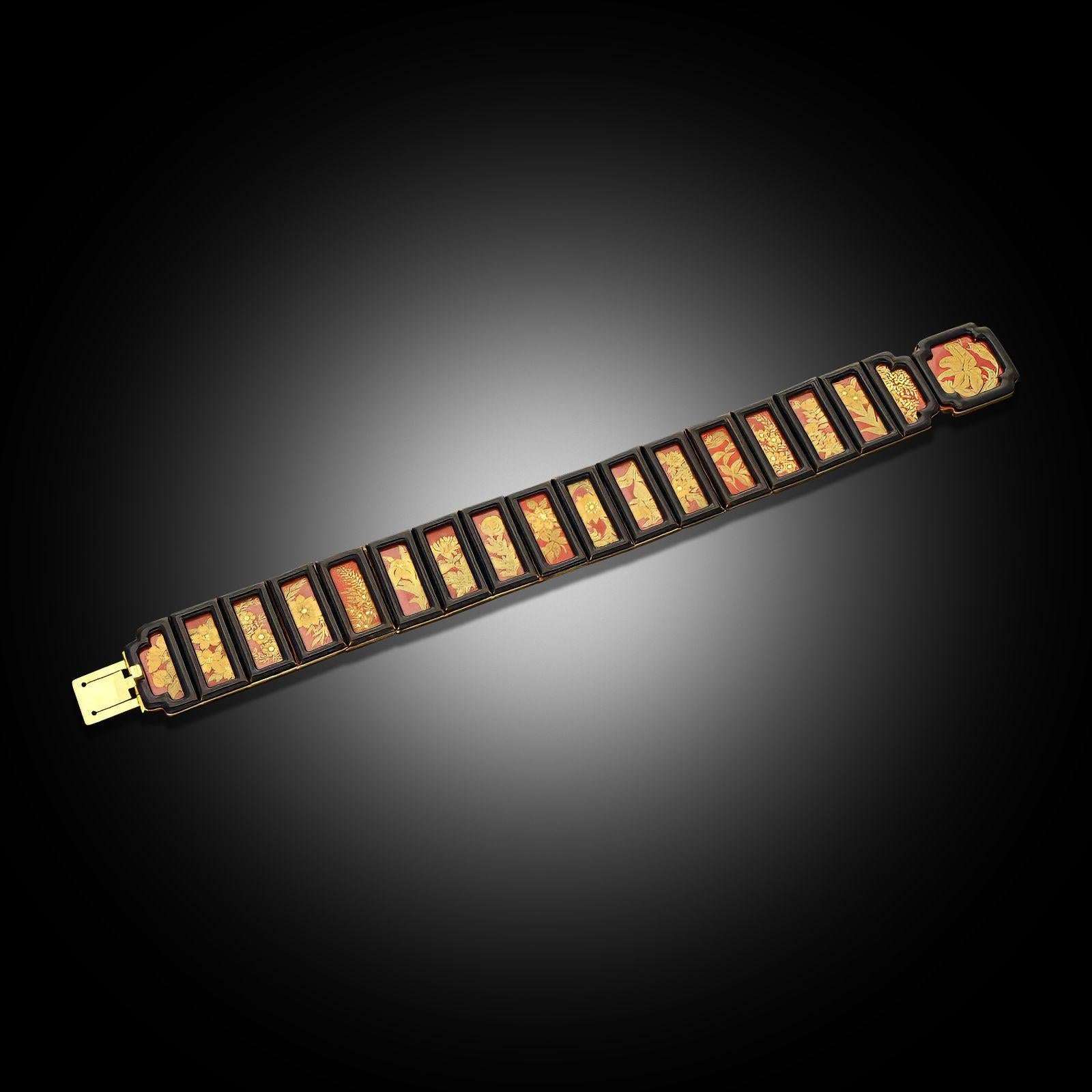 Antique Japonisme Red Ground, Gold & Enamel Bracelet Circa 1925 In Good Condition For Sale In London, GB