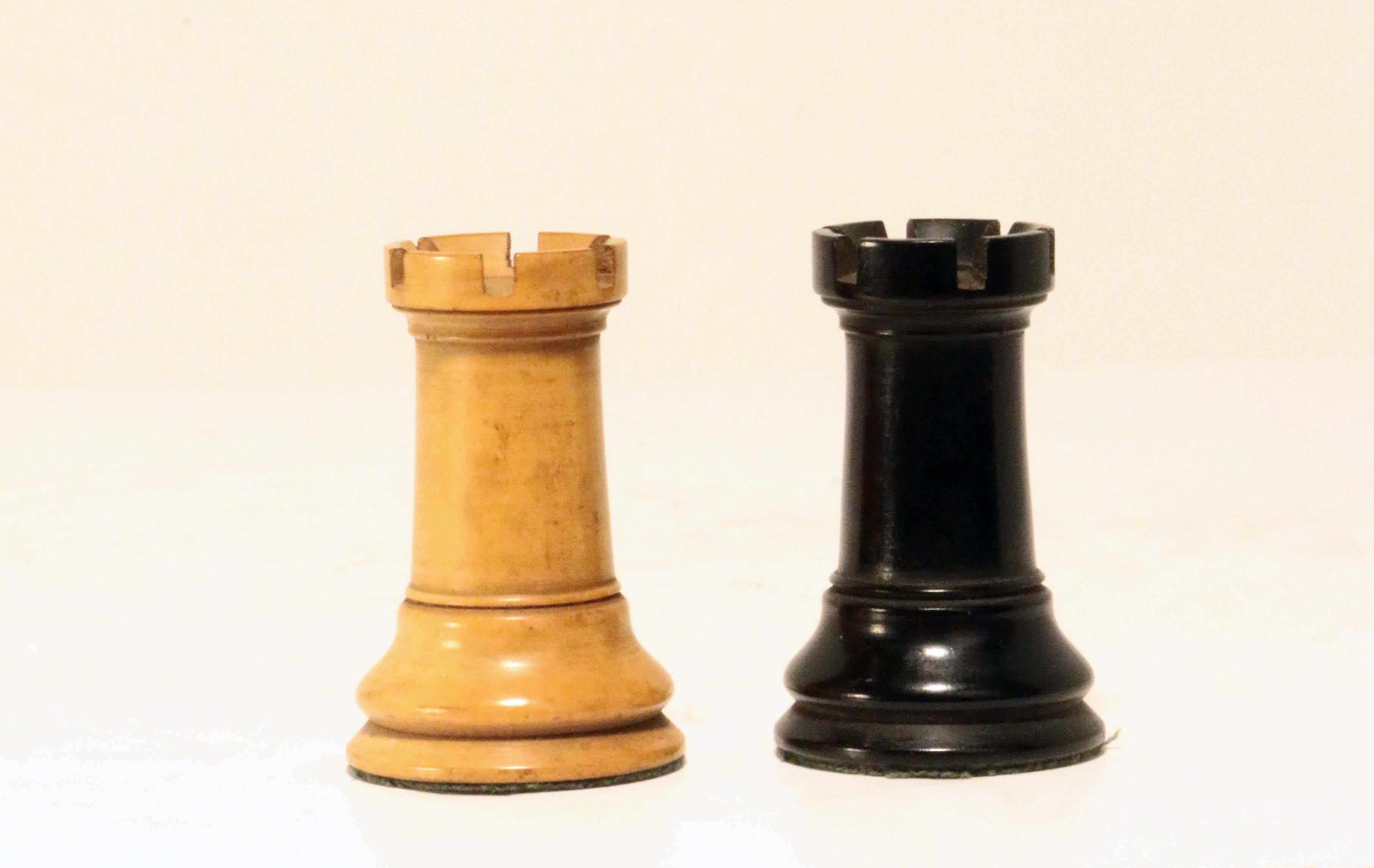 Antique Jaques Staunton Chess Set In Good Condition In Montreal, QC