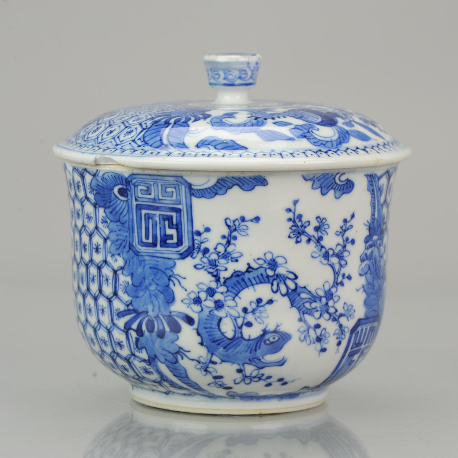 Description
Grande jarre à couvercle en porcelaine chinoise décorée en bleu. Le cobalt est absolument incroyable. Appelé Hue Blue pour le marché vietnamien. Forme ronde décorée de fleurs, d'arbres, de grenades et de symboles. !Veuillez noter les