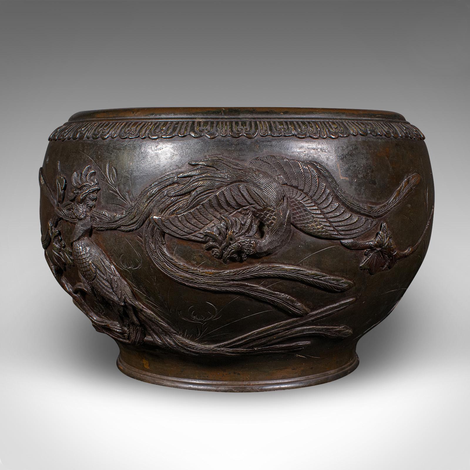
Il s'agit d'une ancienne jardiniere. Jardinière décorative japonaise en bronze dans le goût de la période Edo, datant de l'époque victorienne, vers 1850.

La taille est agréablement généreuse et accentuée par une altération colorée.
Elle présente
