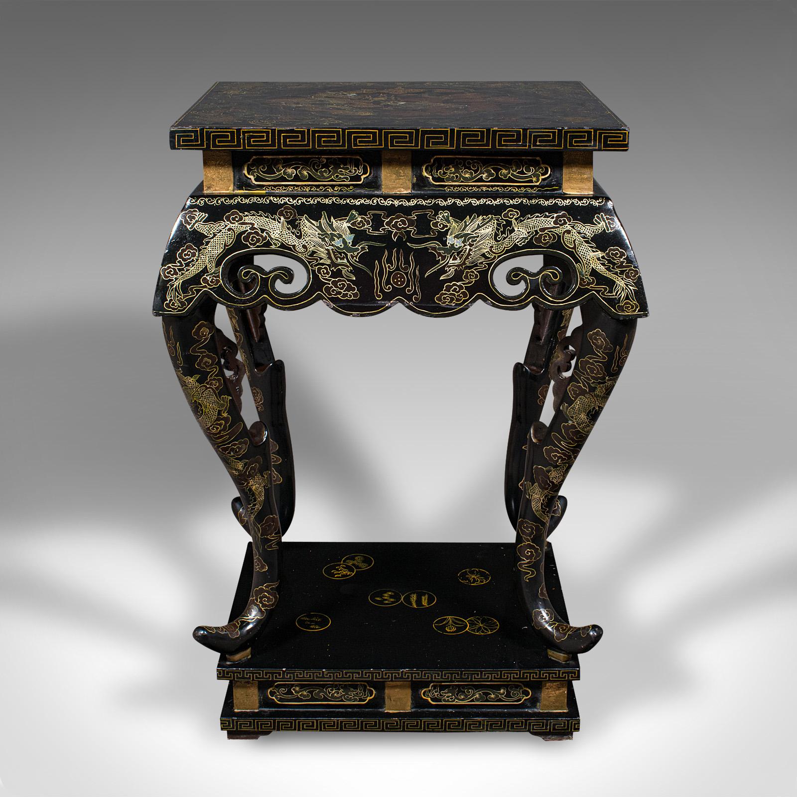 
Il s'agit d'un ancien porte-jardinière à deux niveaux. Table d'exposition japonaise ébonisée, datant de la période victorienne, vers 1880.

Ravissant exemplaire en tôle japonaise, très populaire pendant la période esthétique.
Présente une patine
