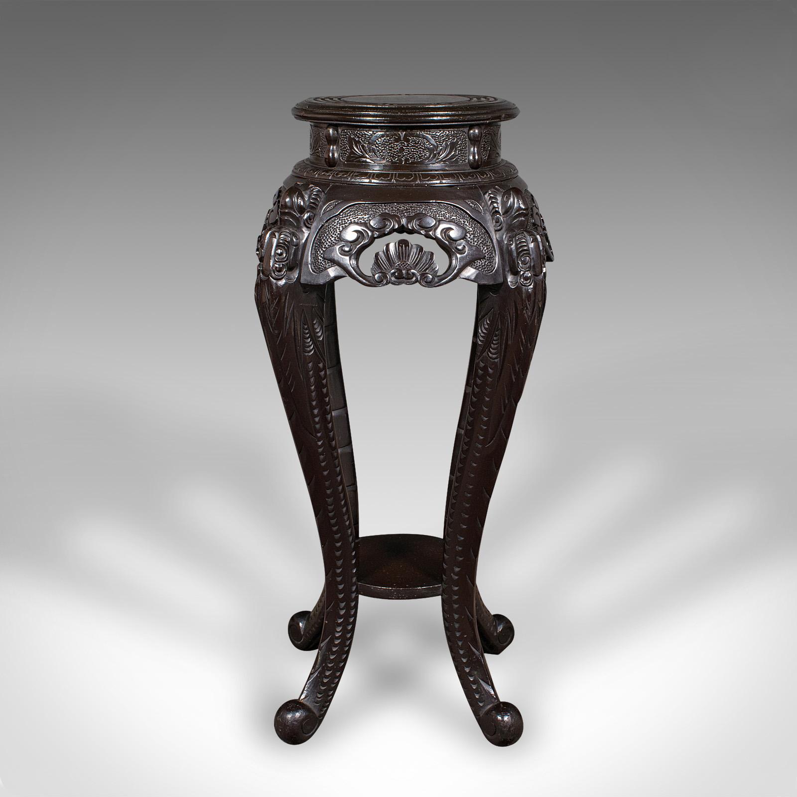 Se trata de una jardinera antigua. Jardinera o mesa de lámpara japonesa de pórtico de caoba ebonizada, de la época victoriana, hacia 1880. De elegantes proporciones y refinada influencia oriental, esta pieza decorativa ofrece un magnífico potencial